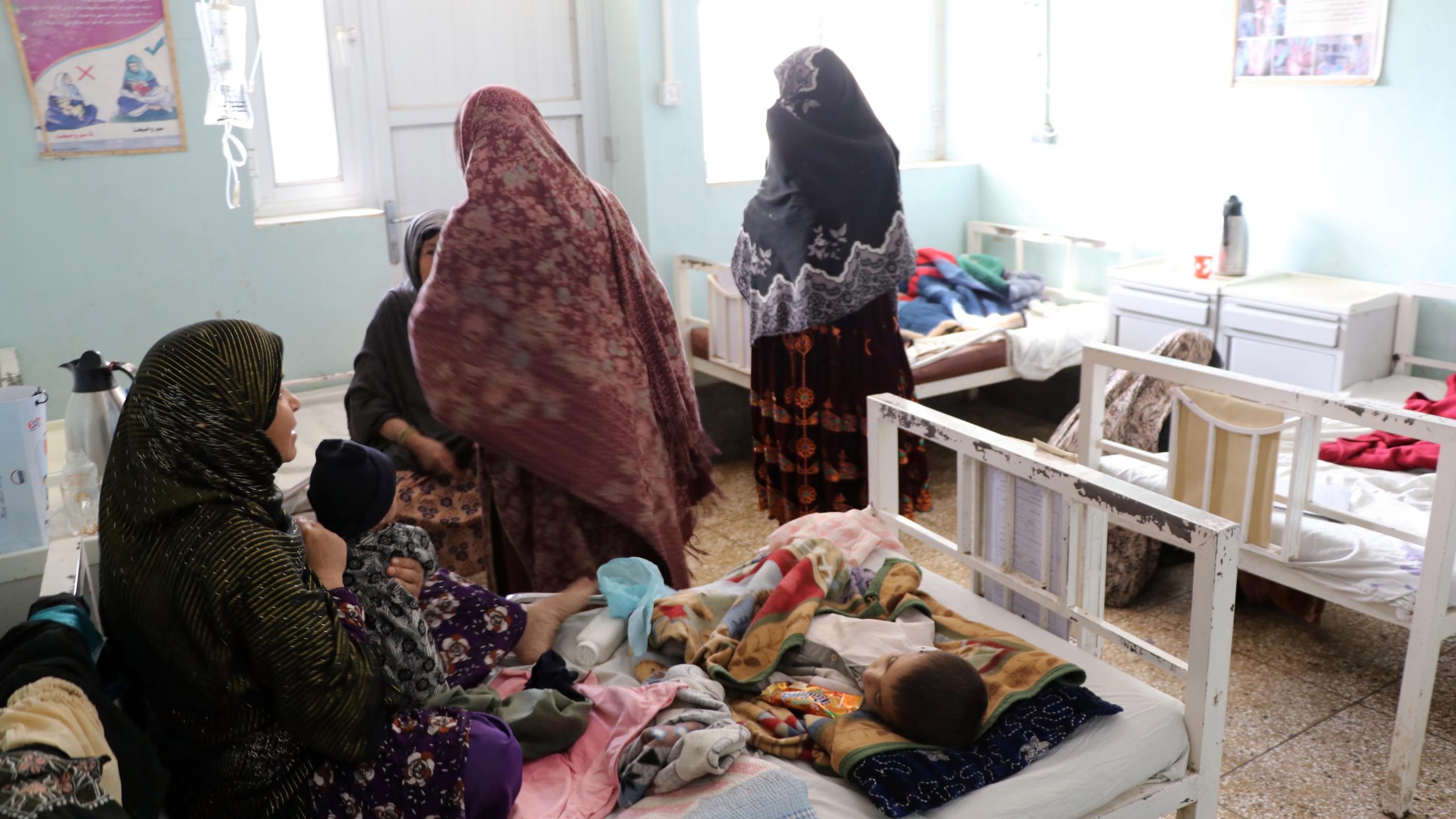 Los niños afganos reciben tratamiento médico en un hospital de Kandahar, Afganistán, 23 de noviembre de 2021. EFE/EPA/STRINGER
