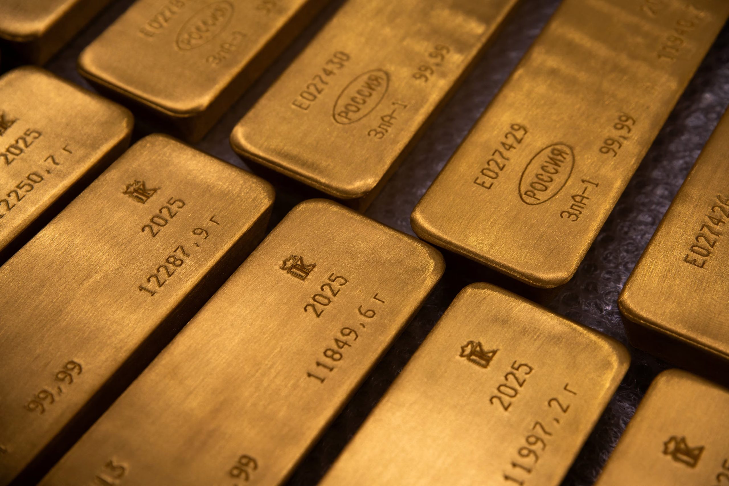 Lingotes de oro con una pureza del 99,99% en una sala de trabajo durante el proceso de producción en la planta de metales preciosos Krastsvetmet, situada en la ciudad siberiana de Krasnoyarsk (Reuters)