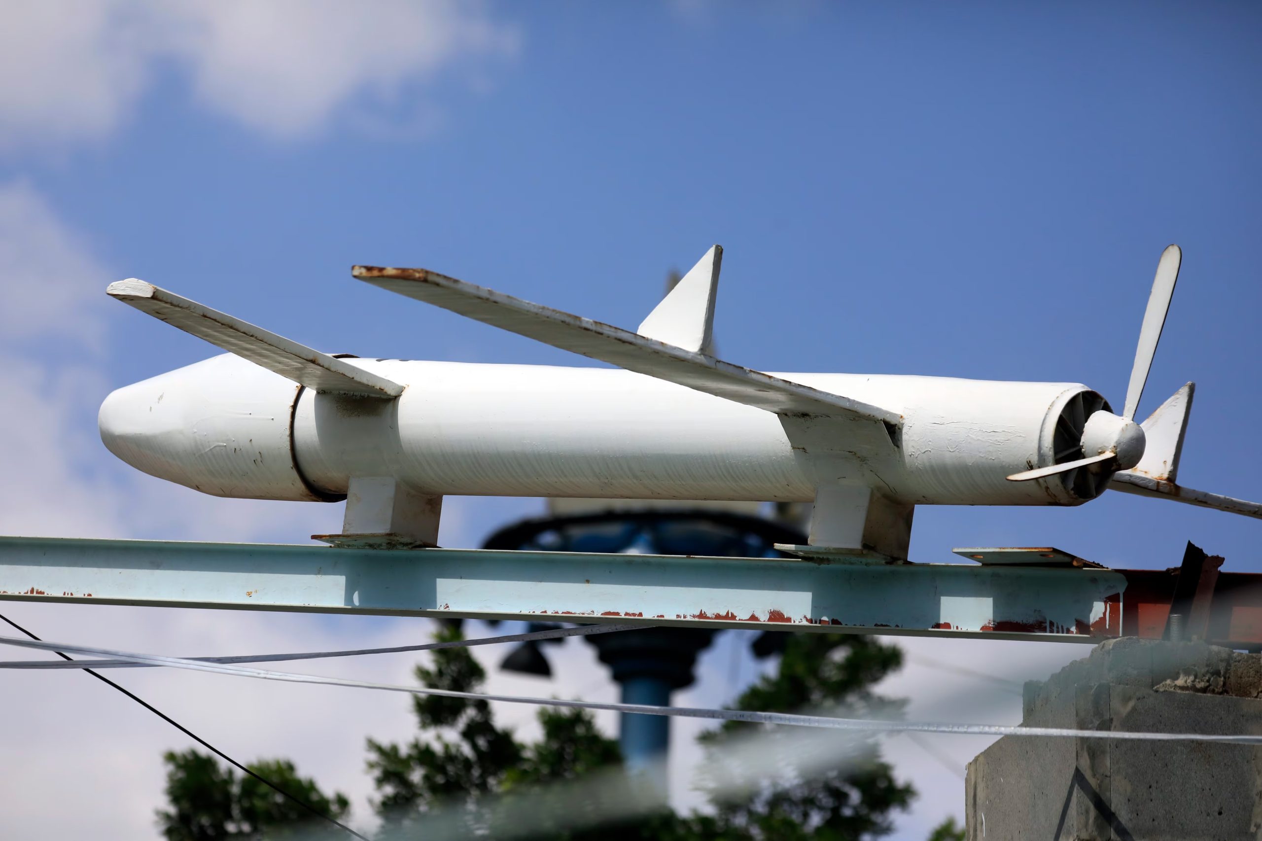 Una réplica de un dron fabricado por los hutíes se exhibe en una plaza de Saná, Yemen. Según el WSJ, el grupo usa versiones locales de los drones iraníes Shahed (EFE/EPA/Yahya Arhab)