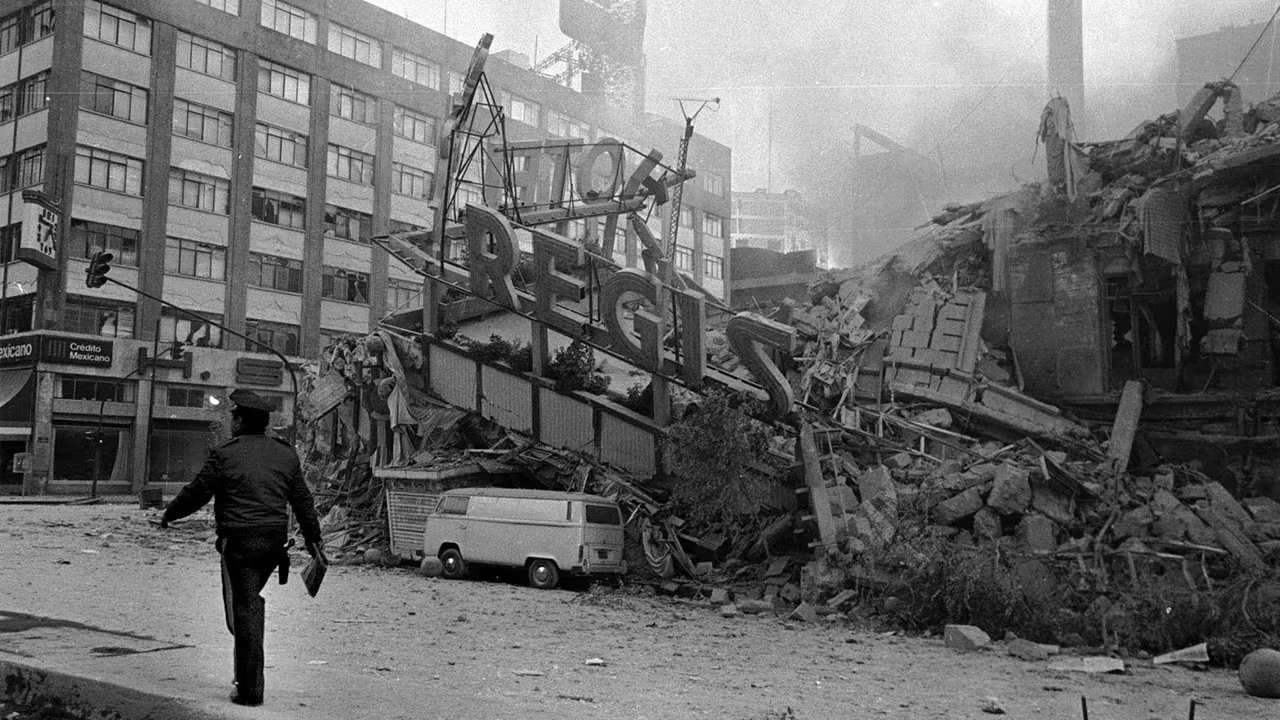 MÉXICO, D.F., 18SEPTIEMBRE2011.- El 19 de septiembre de 1985, un minuto y medio bastó para que los capitalinos descubrieran las condiciones en que se encontraban las construcciones del Distrito Federal, entidad que resultó más afectada por el terremoto. 
FOTO: PEDRO VALTIERRA/CUARTOSCURO.COM