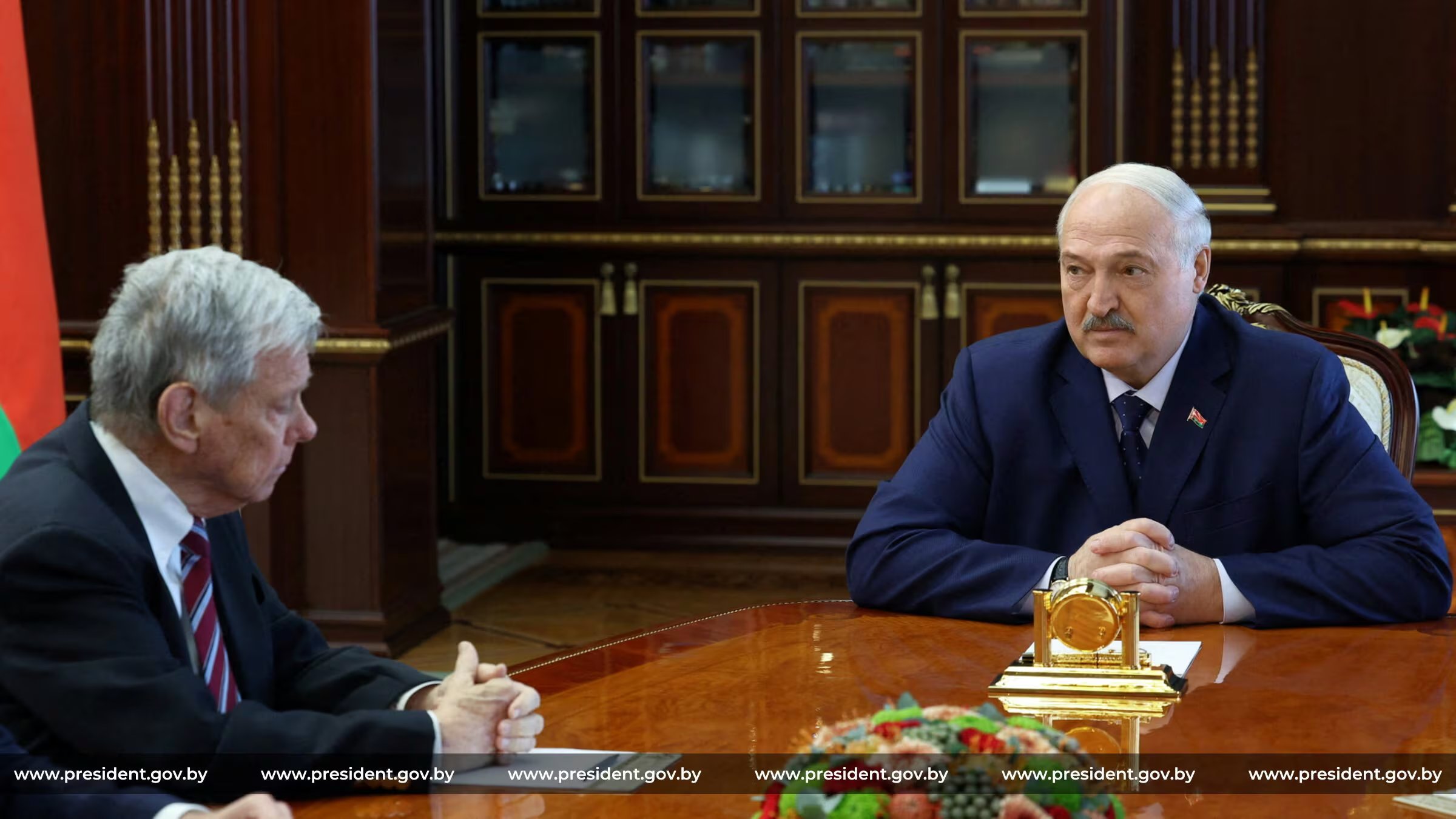 John Coale y Alexander Lukashenko sellaron en Minsk el acuerdo que permitió la liberación de presos políticos (Reuters)