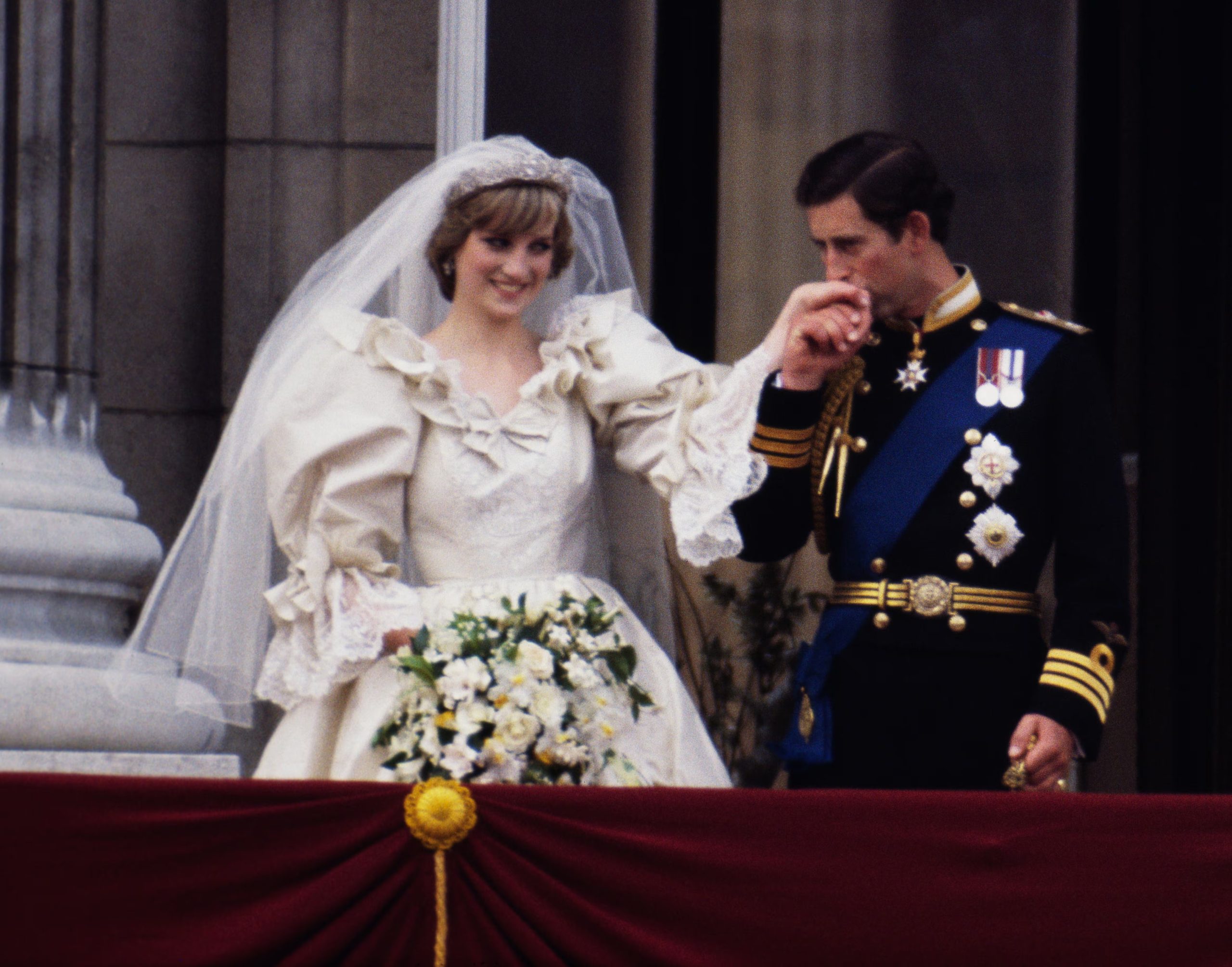 El príncipe y la princesa de Gales en el balcón del Palacio de Buckingham el día de su boda, el 29 de julio de 1981. (Foto de Terry Fincher/Princess Diana Archive)