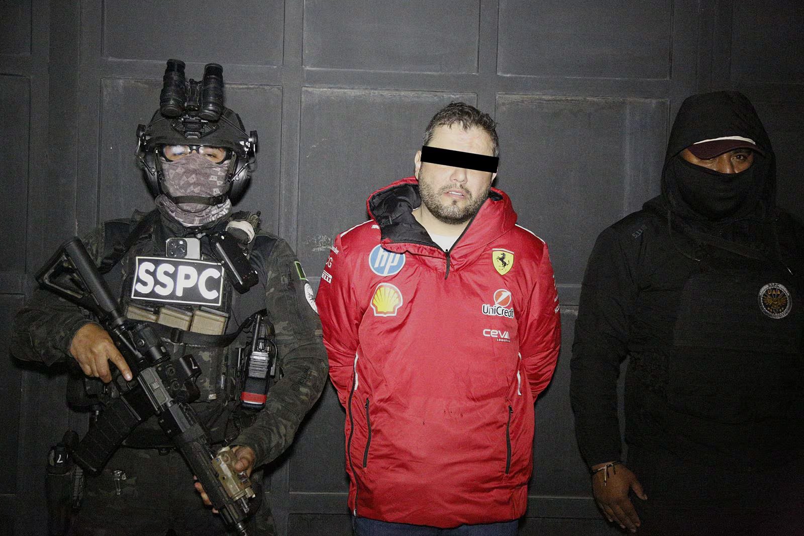 Fotografía cedida por la Secretaria de Seguridad y Protección Ciudadana de México (SSPC) que muestra al presidente municipal de Tequila, Diego Rivera Navarro, custodiado durante su detención este jueves, en Jalisco (México). EFE/ Secretaria Seguridad y Protección Ciudadana de México /SOLO USO EDITORIAL/ NO VENTAS/ SOLO DISPONIBLE PARA ILUSTRAR LA NOTICIA QUE ACOMPAÑA (CRÉDITO OBLIGATORIO)