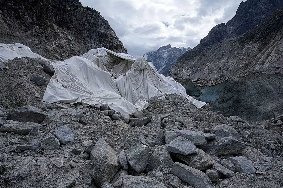 La pérdida de permafrost, que funcionaba como un cemento natural, está alterando la estructura interna de la montaña y dejó temporalmente impracticable un acceso clásico a la cumbre (AP Photo/Laurent Cipriani)