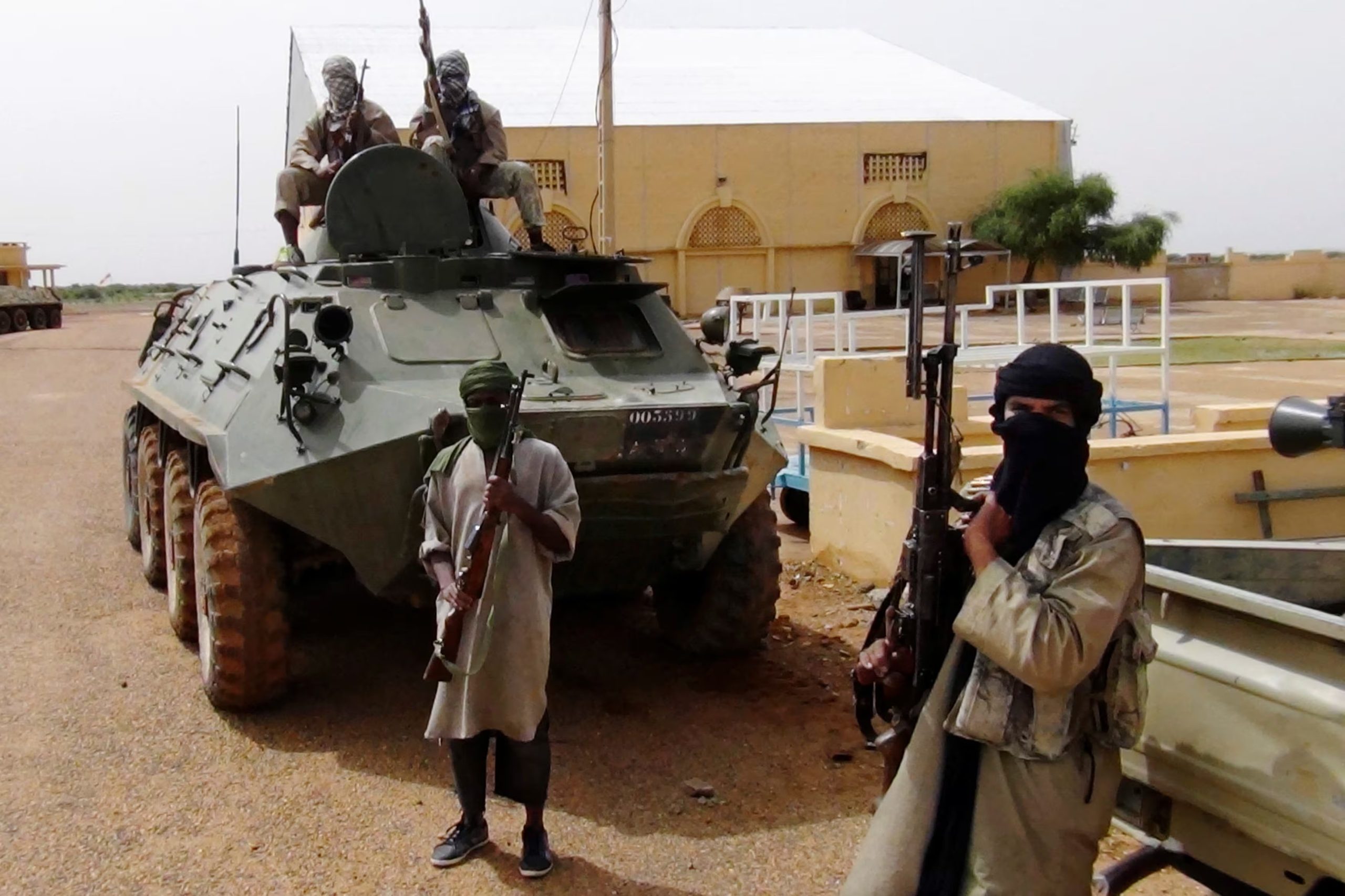 ISIS y Al-Qaeda operan canales en Telegram, foros de la web profunda y aplicaciones de mensajería encriptada. Las autoridades estiman que producen cientos de piezas de propaganda por semana (REUTERS/Stringer/File Photo)