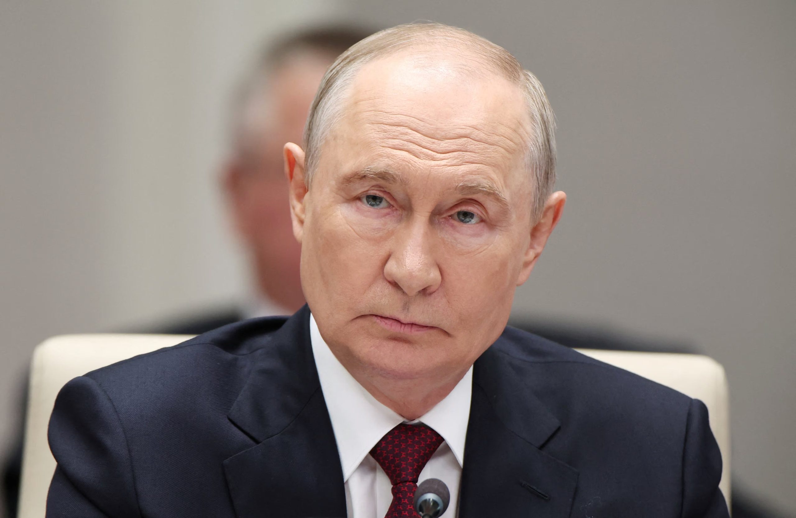 Putin dijo que compañías rusas invierten en proteger refinerías, depósitos de combustible e infraestructuras estratégicas frente a ataques ucranianos (Sputnik/Petr Kovalev/Pool vía REUTERS)