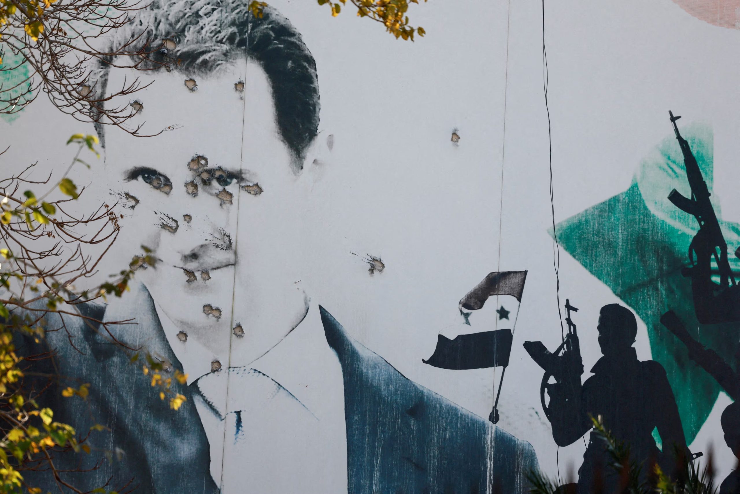 FOTO DE ARCHIVO: Una valla publicitaria con una imagen de Bashar al-Assad de Siria muestra daños por impactos de bala, en Damasco, Siria, 16 de diciembre de 2024. REUTERS/Ammar Awad