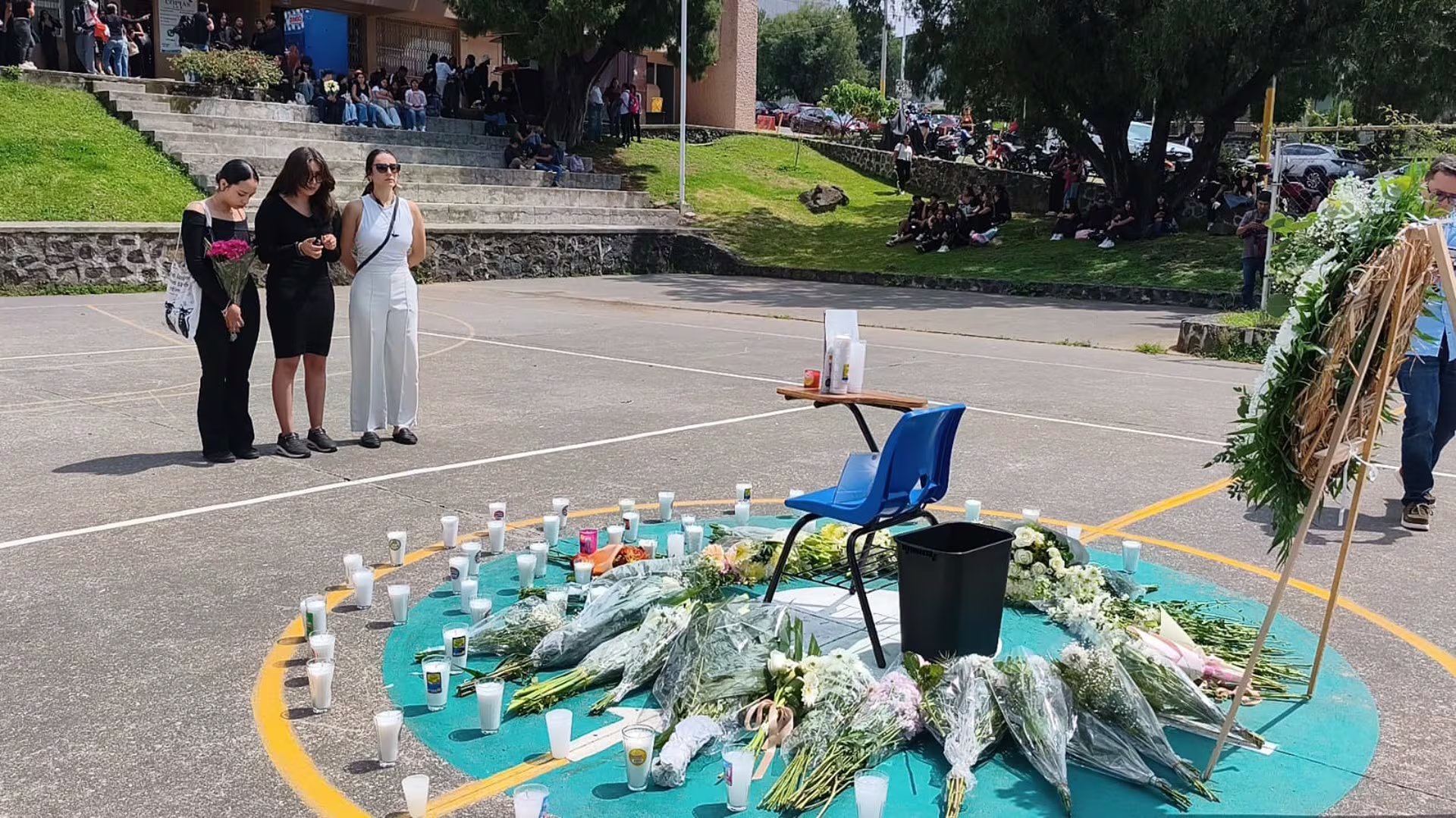 14/09/2026 Homenaje a la estudiante española asesinada el pasado 12 de septiembre, en el Instituto de Ciencias de la Educación, a 14 de septiembre de 2026, en Cuernavaca, Morelos (México). Estudiantes del Instituto de Ciencias de la Educación (ICE) en el Campus Chamilpa de la Universidad Autónoma del Estado de Morelos (UAEM), en Cuernavaca, Morelos, llevan a cabo un homenaje con flores, veladoras e imágenes en memoria de Claudia Tacoronte Aguilera, estudiante de intercambio española que fue asesinada en el municipio de Cuautla, Morelos, el pasado sábado 12 de septiembre.
SOCIEDAD 
Ingrit Islas/El Sol de Cuernavaca/OEM vía EP
