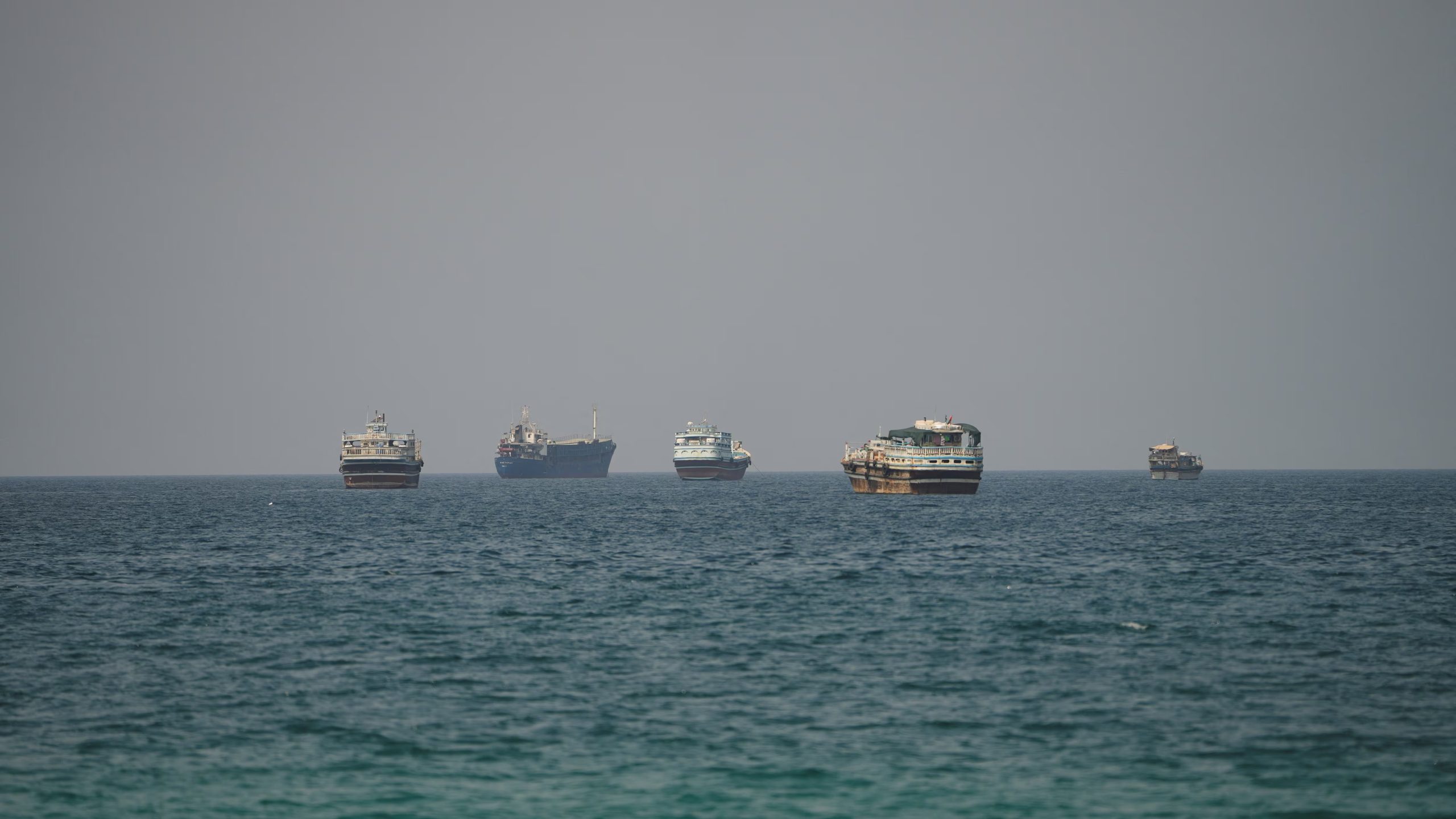 Embarcaciones en el estrecho de Ormuz, vistas desde Musandam, Omán, el 6 de septiembre de 2026 (REUTERS/Stringer)