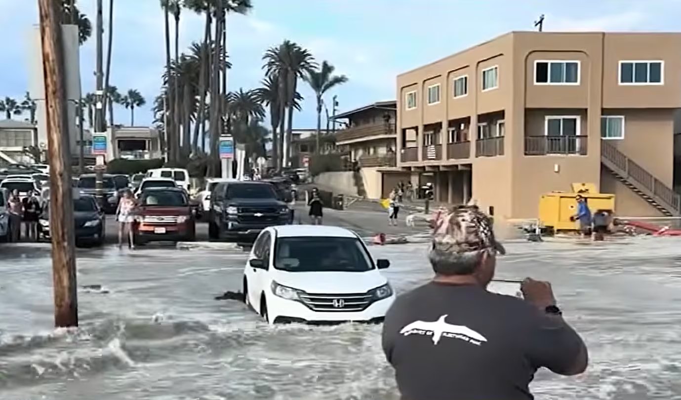 El fuerte oleaje de Marie anegó el muelle de Seal Beach, cerró estacionamientos hasta el miércoles y acercó el agua a viviendas frente al mar (ABC 7)