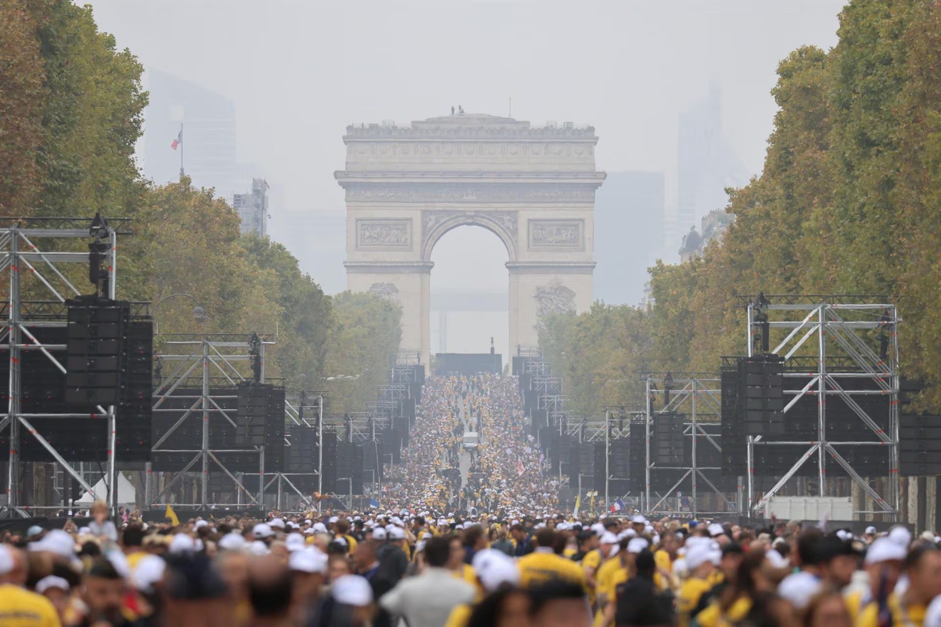 El Papa León XIV pide a 700.000 fieles en París no guardarse la fe