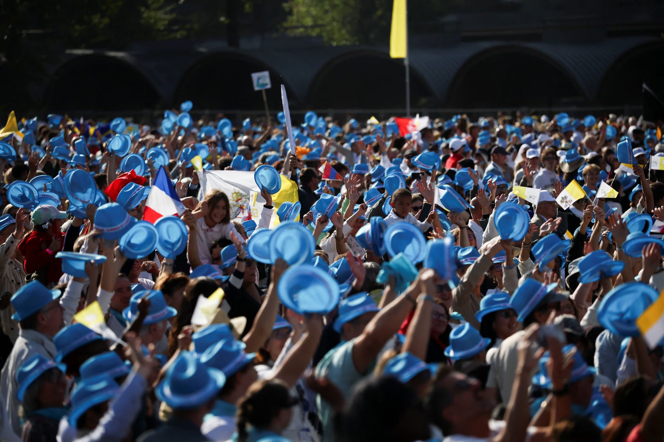 Los fieles reciben al papa en Lourdes. (Stephane Mahe/Reuters)