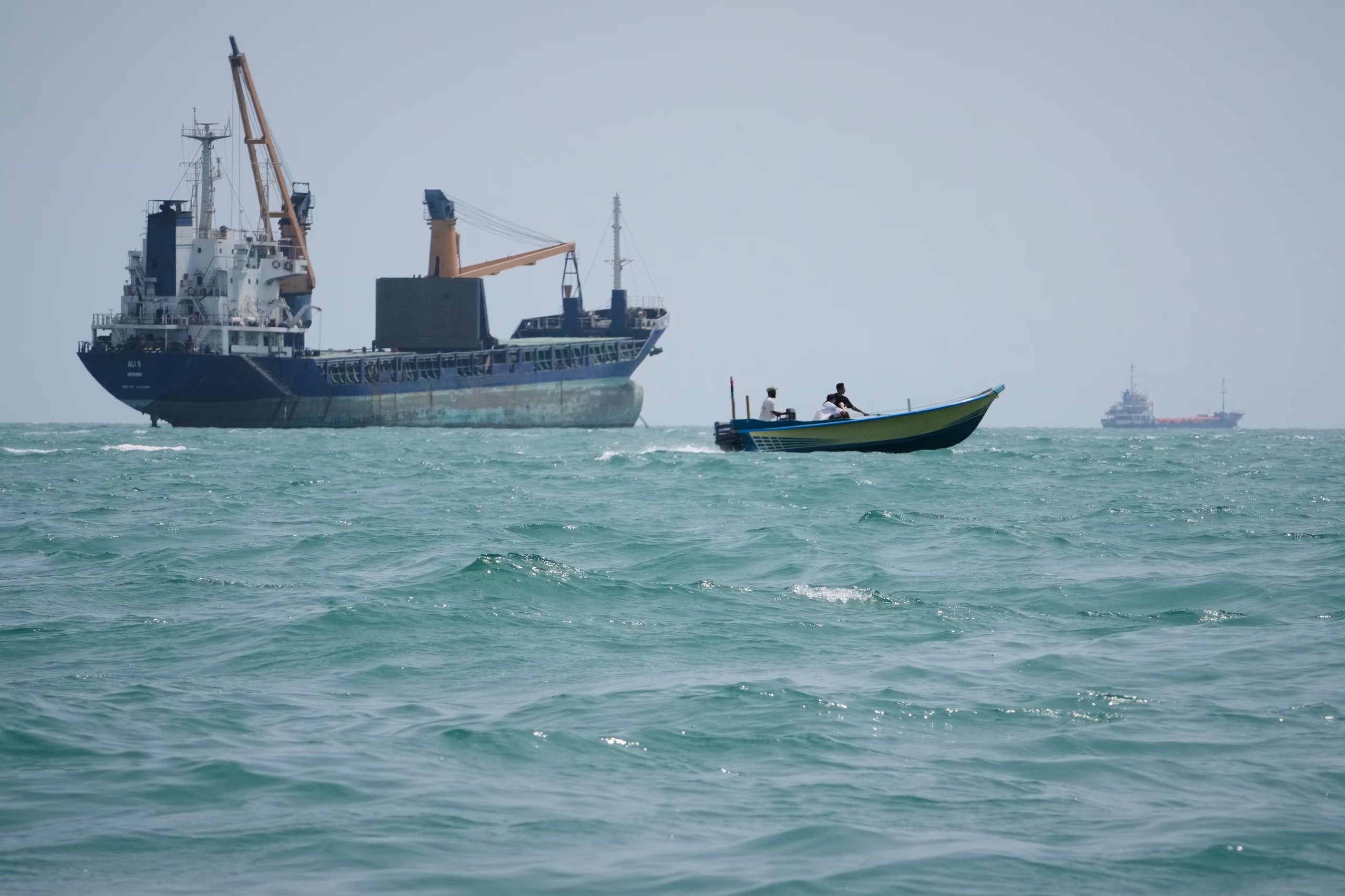 Una lancha a motor pasa junto a un buque de carga, en el estrecho de Ormuz, frente a Bandar Abbas, Irán, el domingo 6 de septiembre de 2026. (Foto AP/Vahid Salemi)