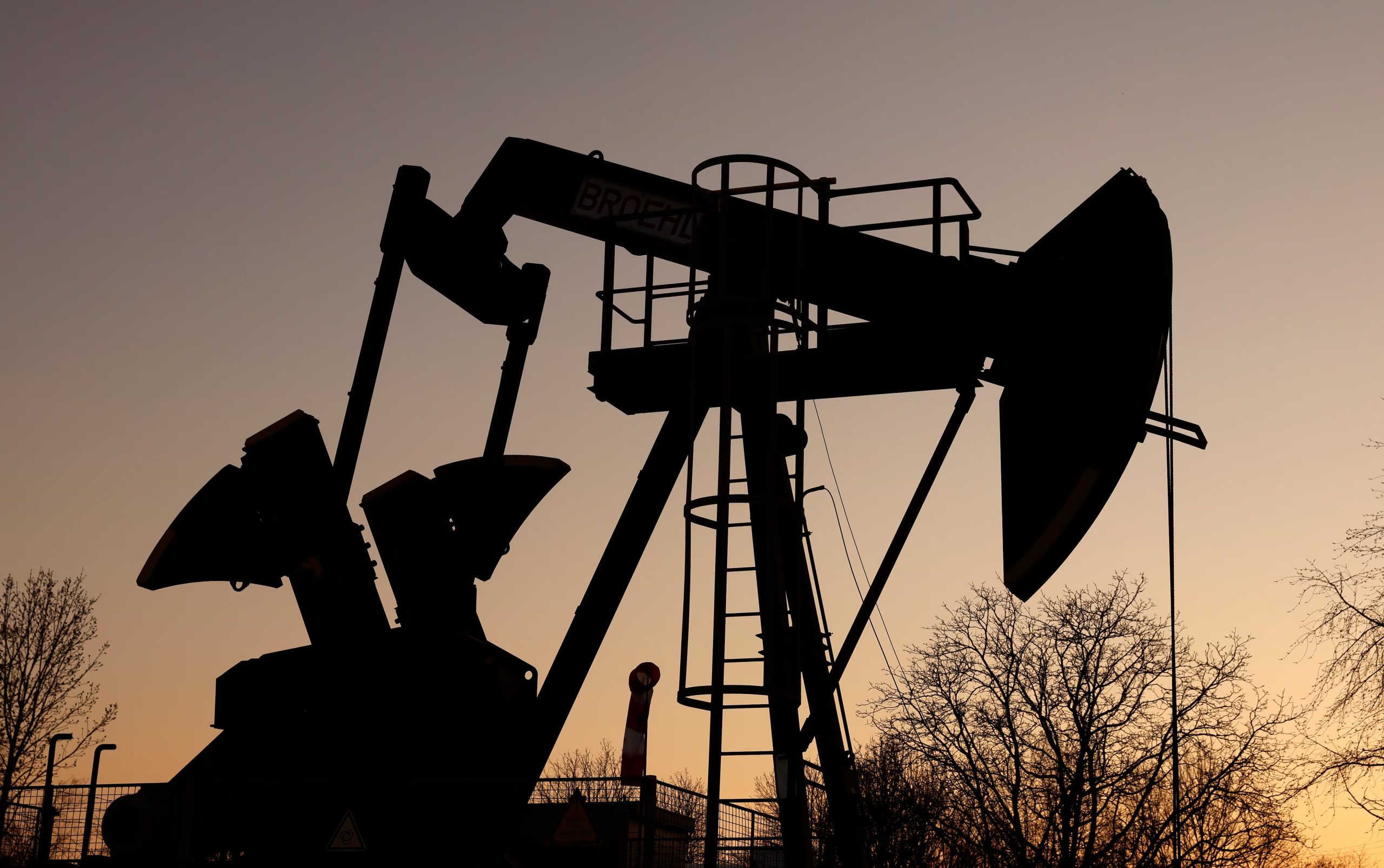 El Brent cerró en 101,21 dólares y el WTI avanzó hasta 95,78 dólares en una jornada de fuerte suba del mercado del petróleo. (EFE/EPA/RONALD WITTEK)