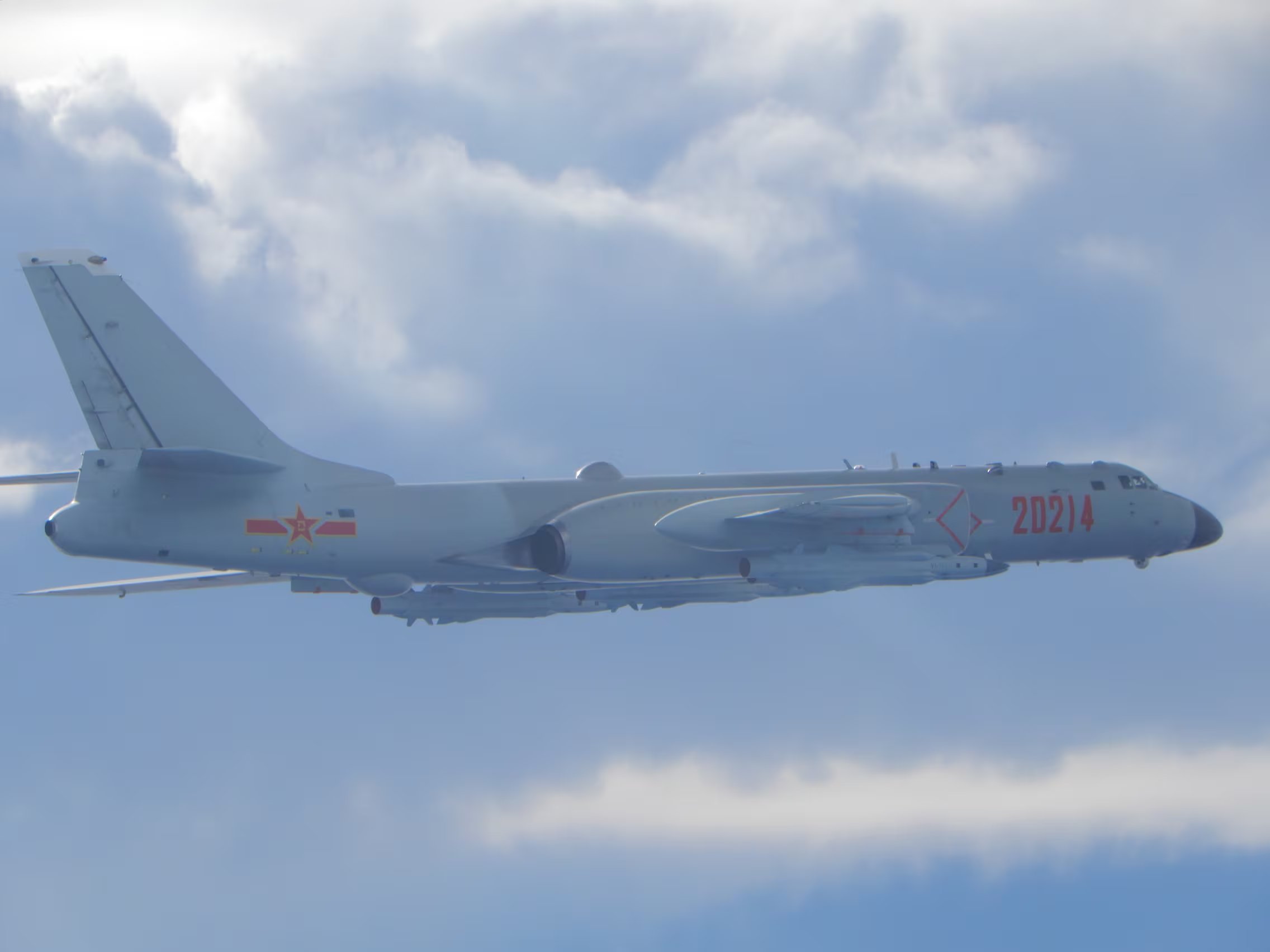 Un bombardero estratégico Xi'an H-6 armado con misiles antibuque YJ-12 (REUTERS)