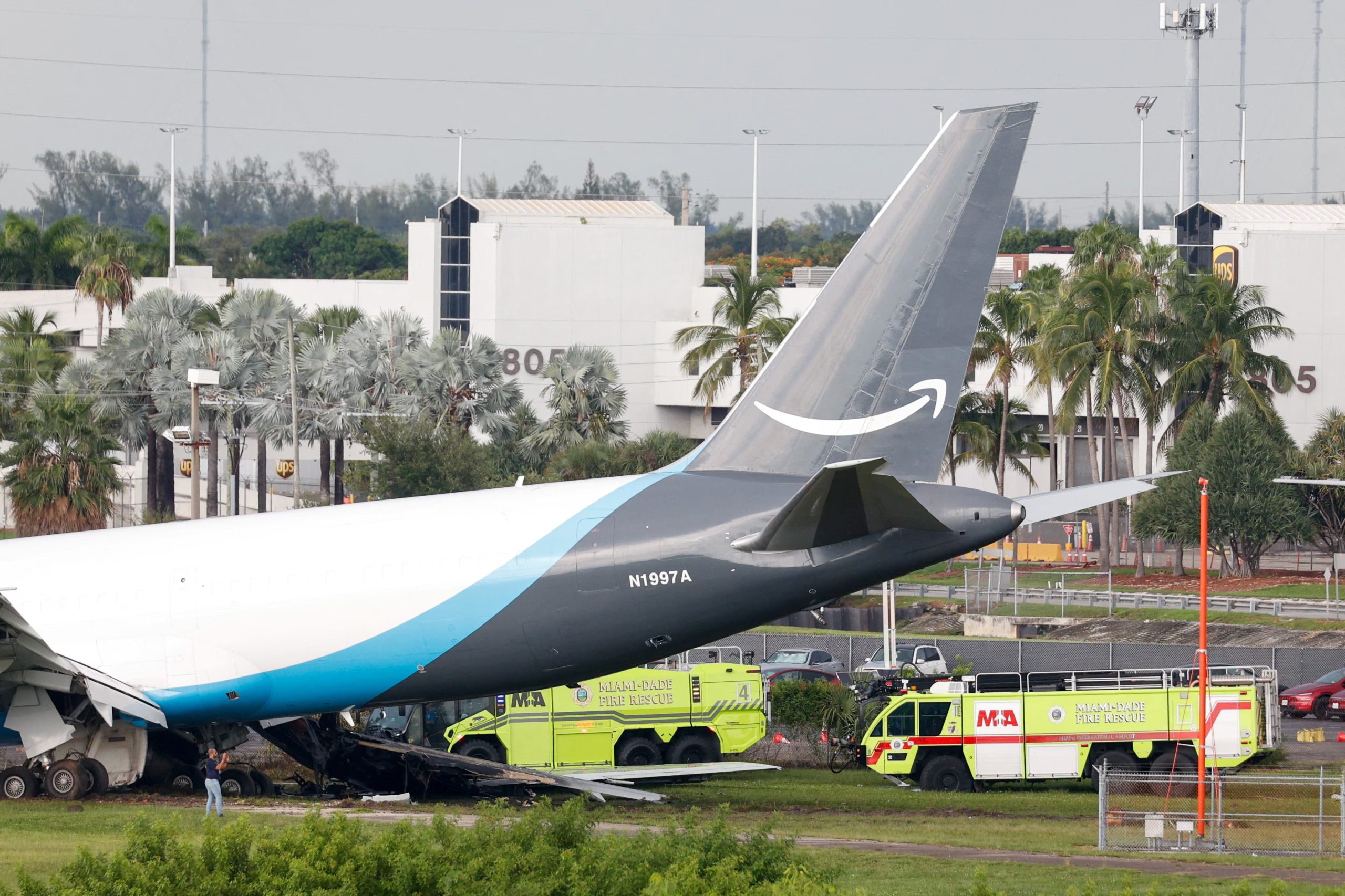NBC6 difundió una grabación del accidente en Miami que muestra a un piloto fuera de la cabina antes de que el fuego cubriera el avión de carga (REUTERS/Marco Bello)