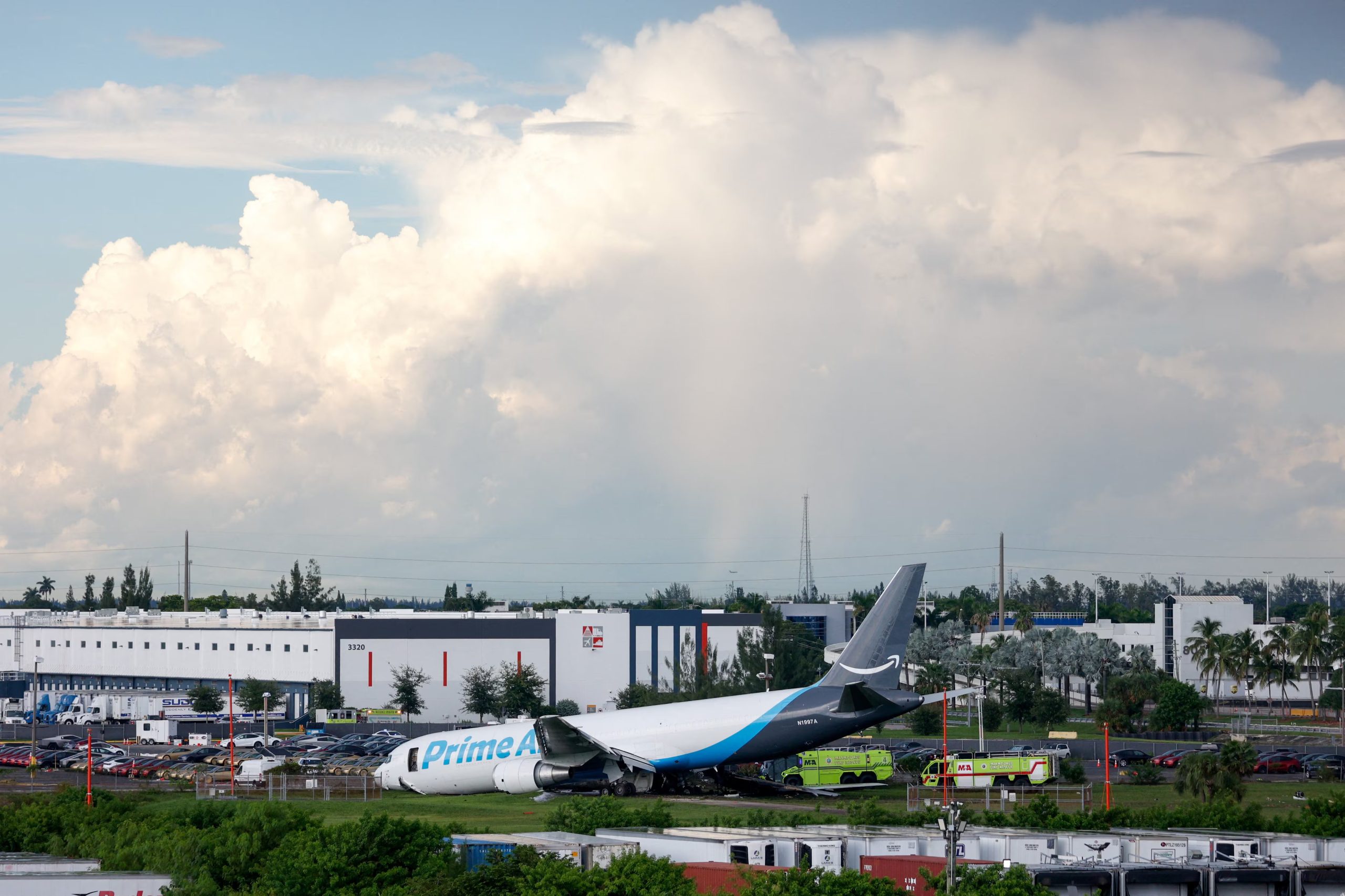 El vuelo 7598 de 21 Air, que operaba para Amazon Air y había partido desde San Juan, Puerto Rico, rebasó el final de la pista e impactó contra vehículos (REUTERS/Marco Bello)