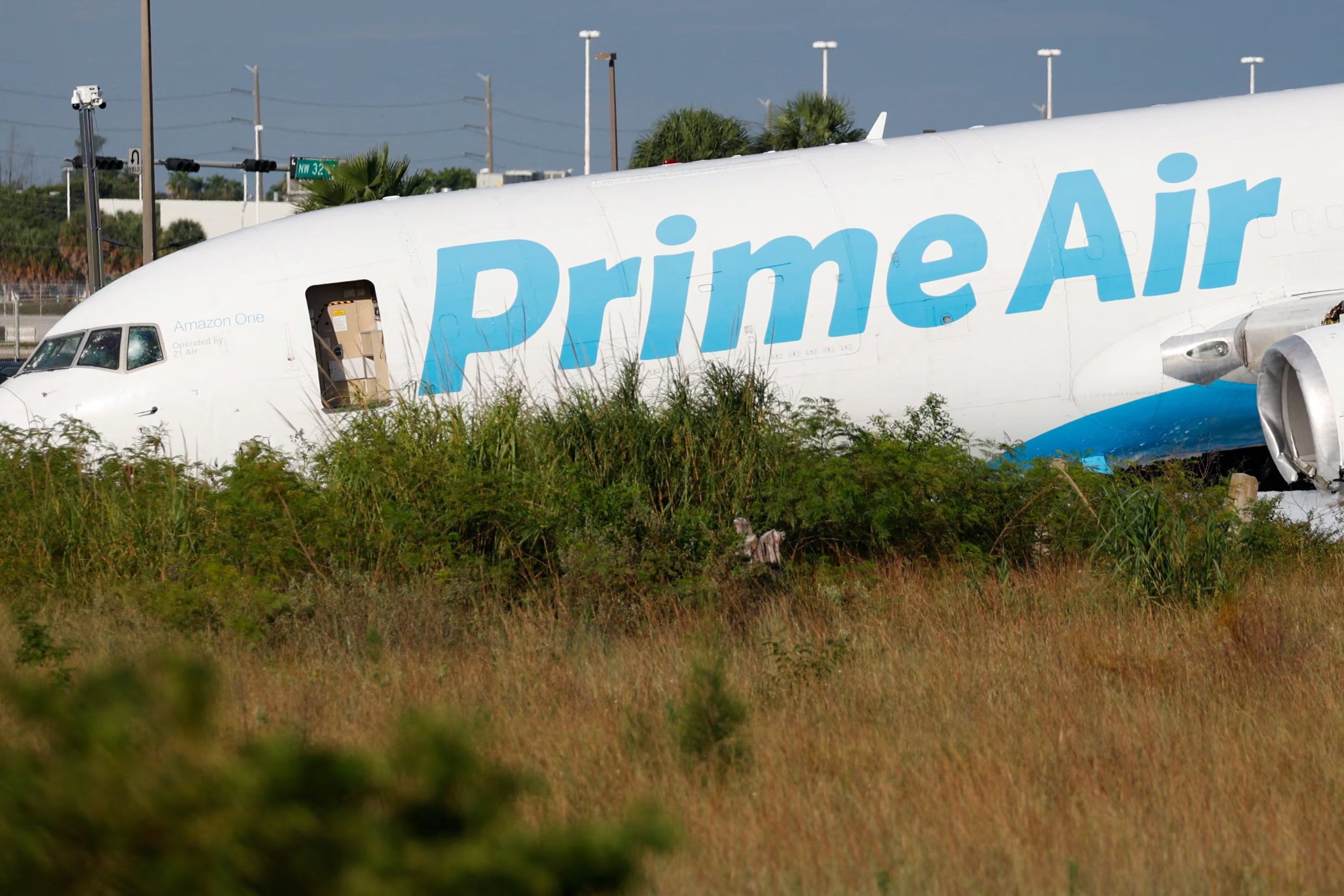 La NTSB y la FAA analizarán en qué punto de la pista tocó tierra el Boeing 767-300, ya que las normas ubican ese contacto dentro de los primeros 914 metros (REUTERS/Marco Bello)