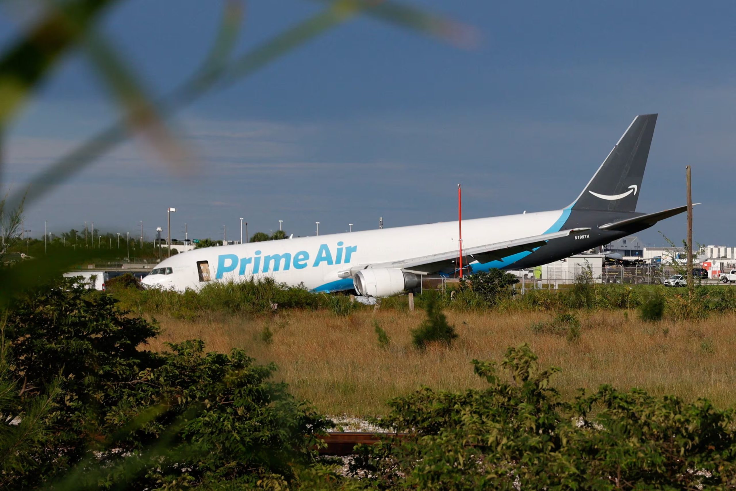El accidente en el Aeropuerto Internacional de Miami obligó a suspender las operaciones, provocó 187 cancelaciones y más de 325 demoras, y desvió vuelos hacia Orlando (REUTERS/Marco Bello)