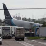 Impactante video: piloto salta de avión de Amazon tras accidente fatal