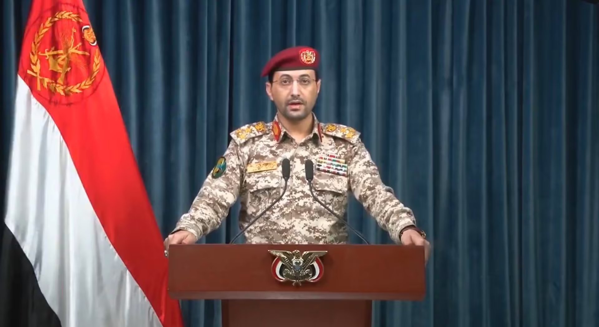 Yahya Saree afirmó que la ofensiva hutí alcanzó la base aérea King Khalid en Khamis Mushait, con impactos sobre hangares, radares, pistas y depósitos de municiones.