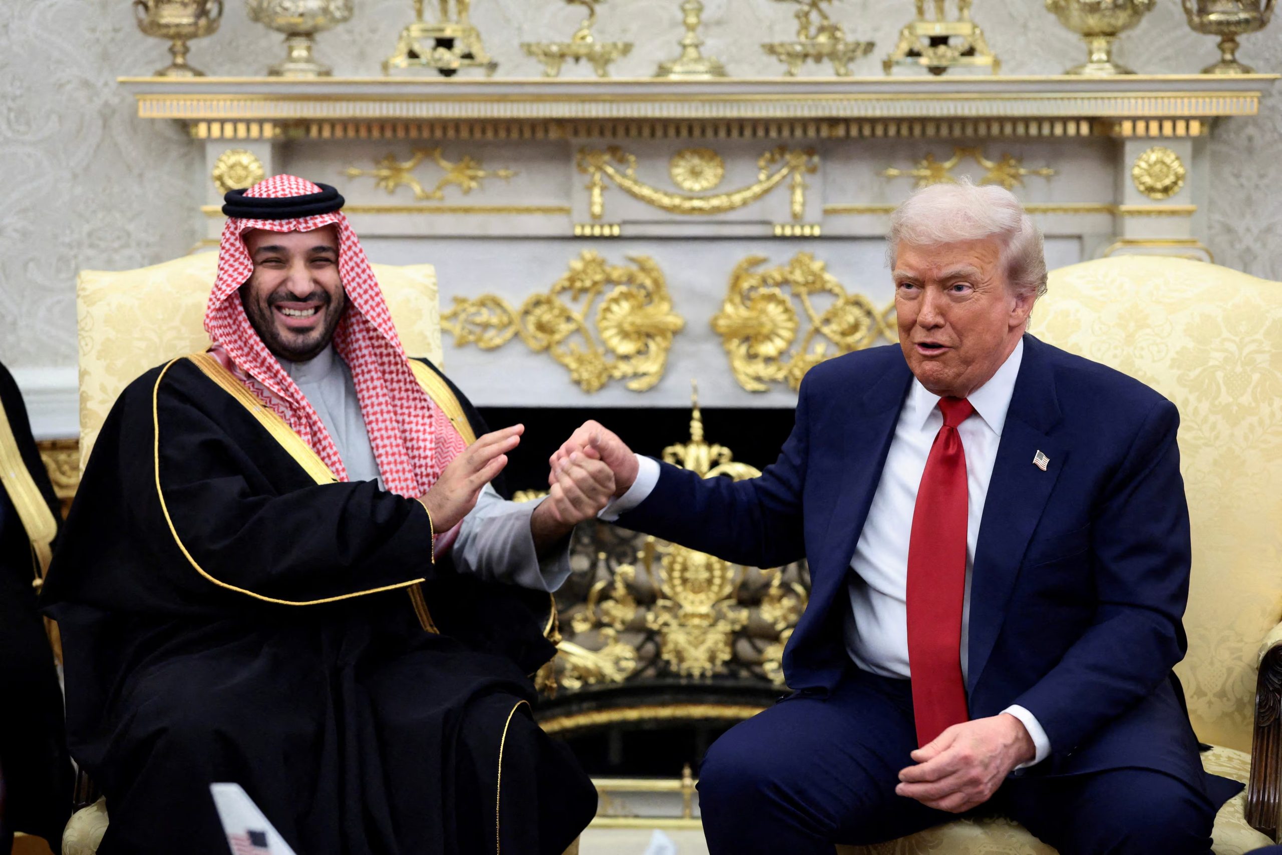 Donald Trump, y el príncipe heredero saudí, Mohammed bin Salman, durante una reunión en el Despacho Oval de la Casa Blanca. 18 de noviembre de 2025 (REUTERS/Evelyn Hockstein)