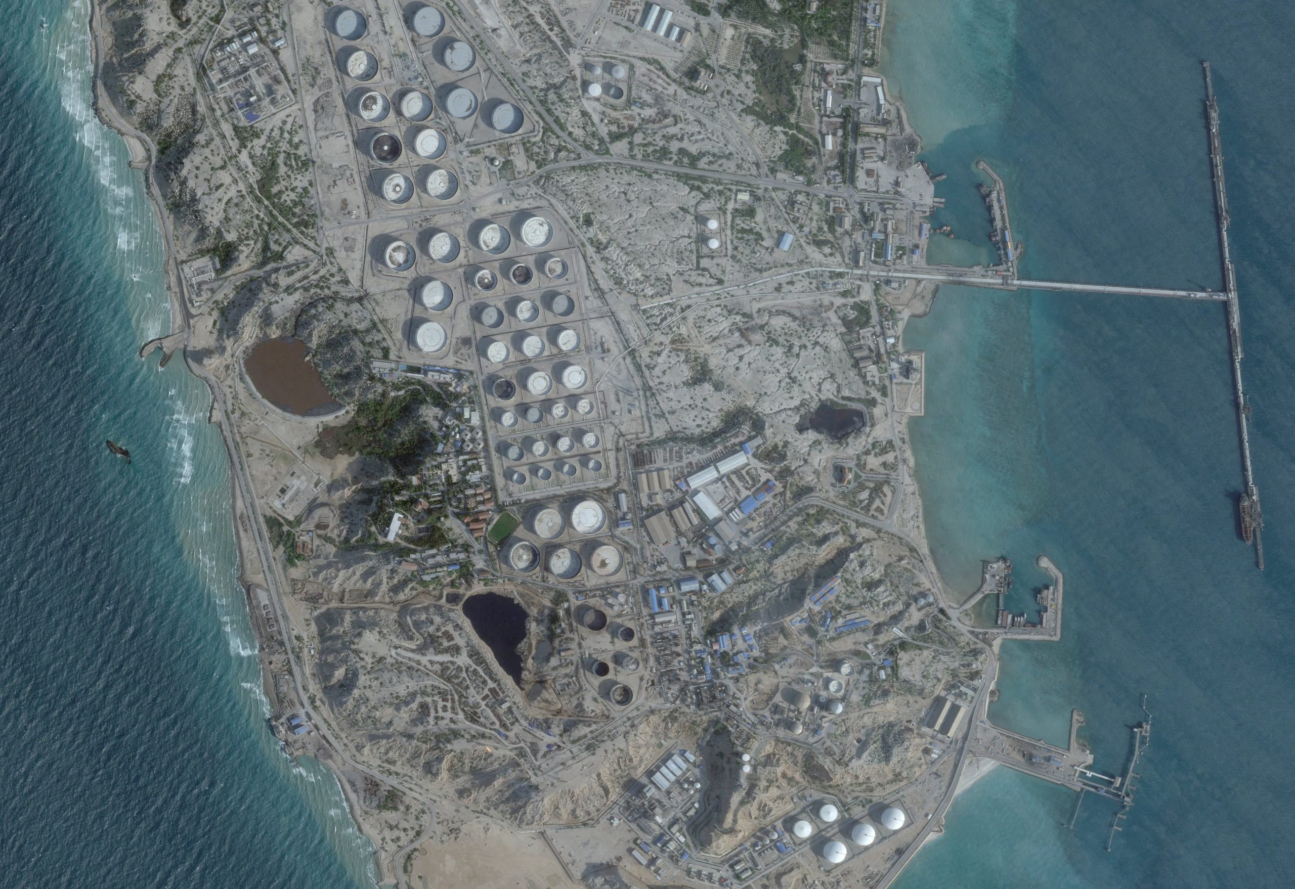 La agencia Mehr informó sobre detonaciones en la isla de Kharg, uno de los principales centros de exportación petrolera del país (REUTERS/Archivo)