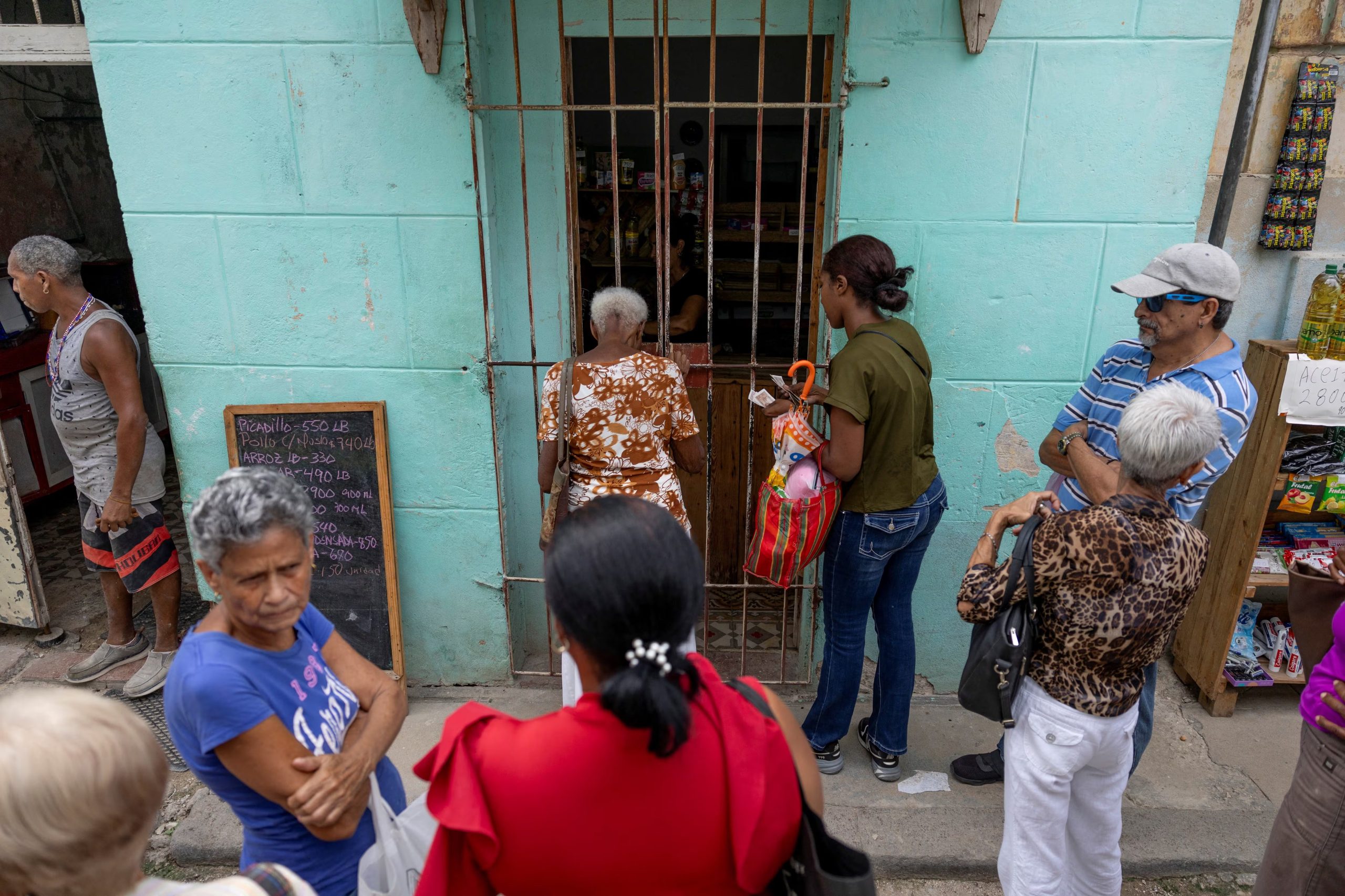 Las restricciones de Washington se extendieron a transacciones indirectas con empresas vinculadas a las Fuerzas Armadas y servicios de inteligencia cubanos. (REUTERS/Ricardo Arduengo)