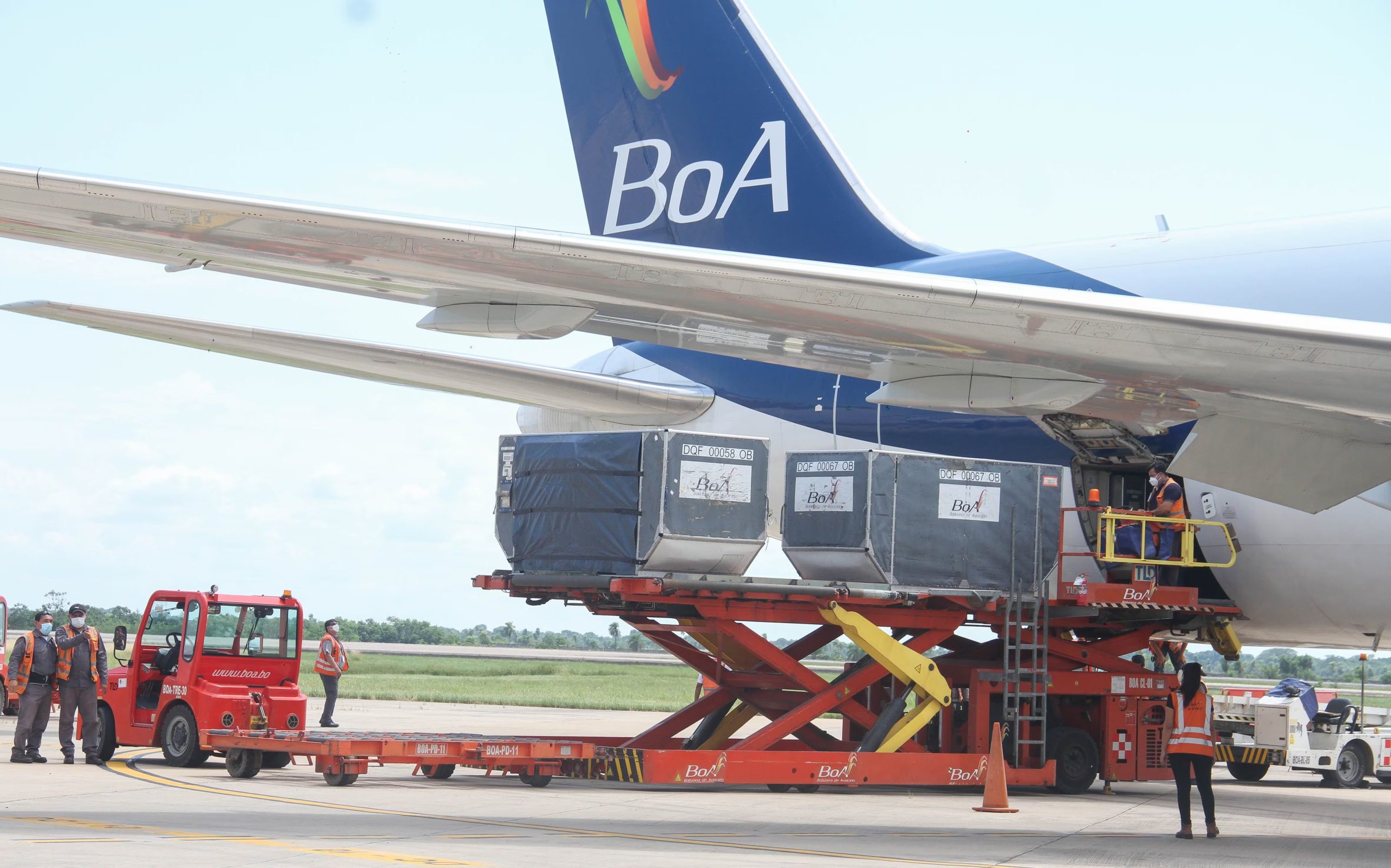 Un avión de la aerolínea estatal BoA, una de las empresas estatales deficitarias, en una fotografía de archivo. EFE/Juan Carlos Torrejon
