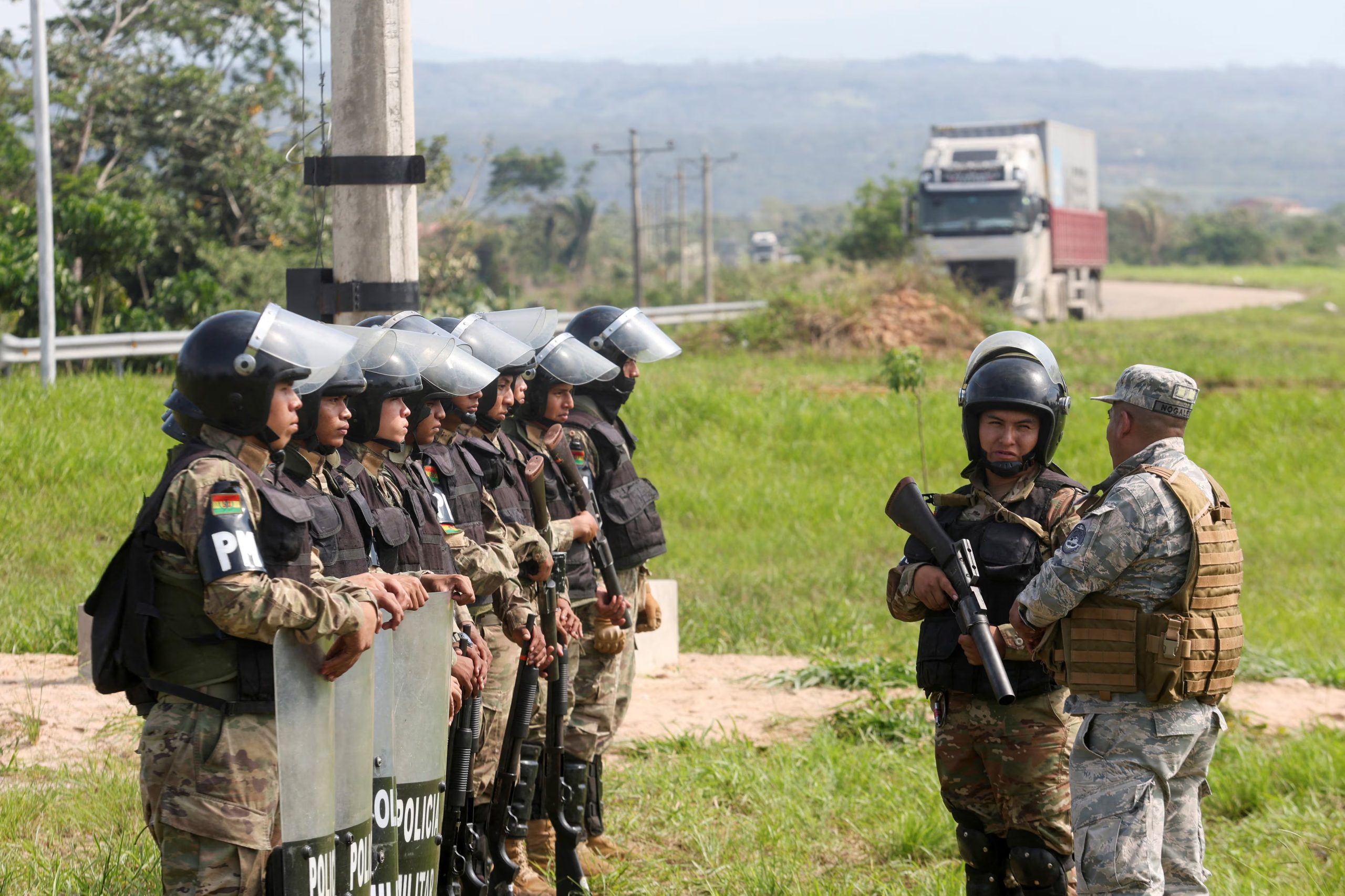Militares bolivianos resguardan una carretera en medio del estado de excepción que prohibe la instalación de piquetes. 25 de agosto de 2026. REUTERS/Ipa Ibanez
