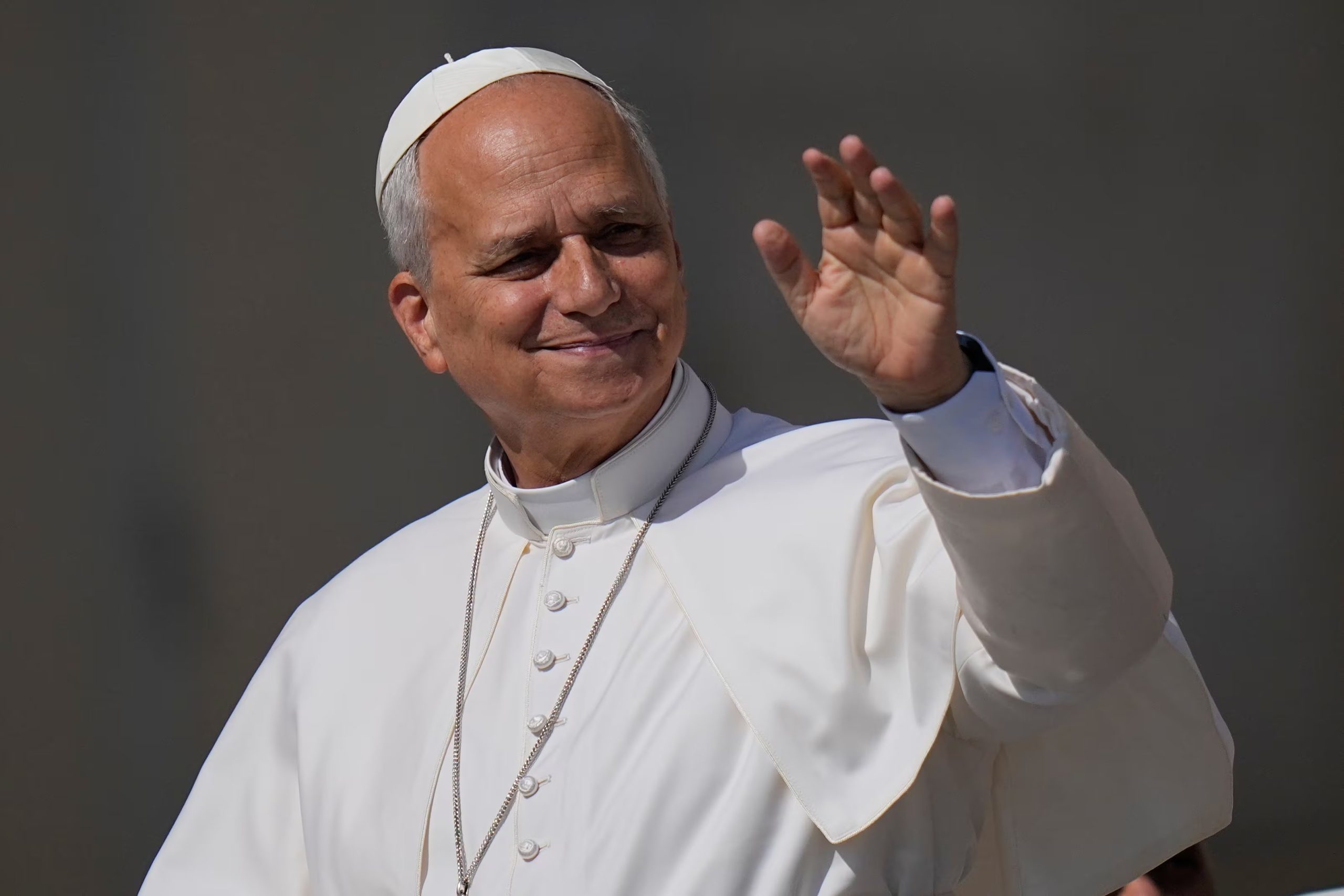El papa León XIV saluda a la gente en la plaza de San Pedro en el Vaticano durante la audiencia semanal el miércoles 24 de junio del 2026. (AP Foto/Alessandra Tarantino)