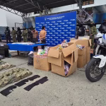 Dos aprehendidos con armas y prendas militares en Socio Vivienda 2, en el noroeste de Guayaquil