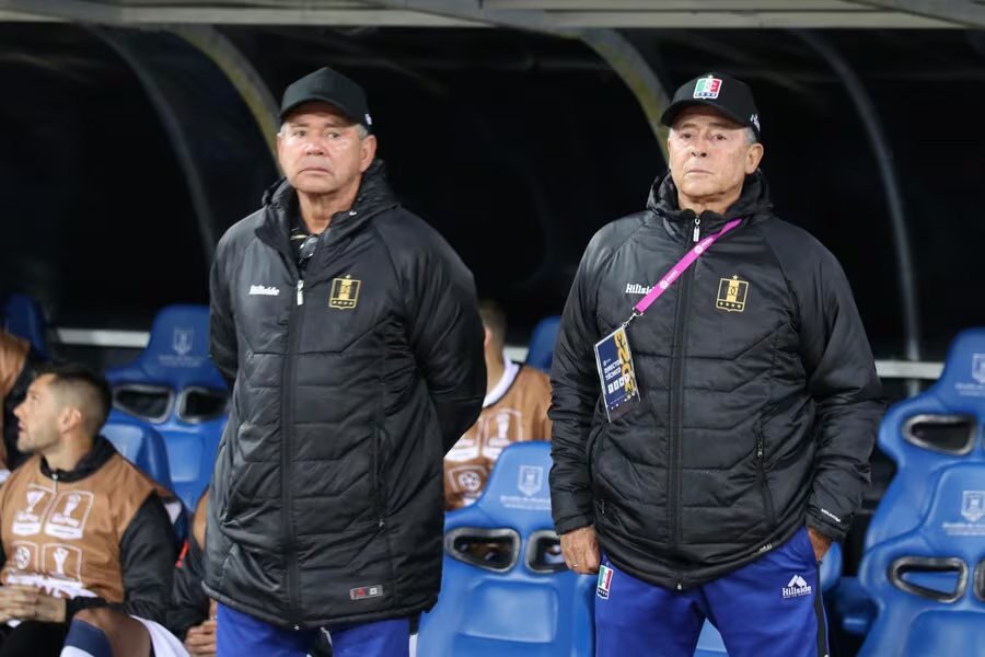 Pedro Sarmiento junto a Hernán Darío Herrera en el banquillo del Once Caldas de Manizales en 2023 - crédito Daniel Ocampo / Colprensa