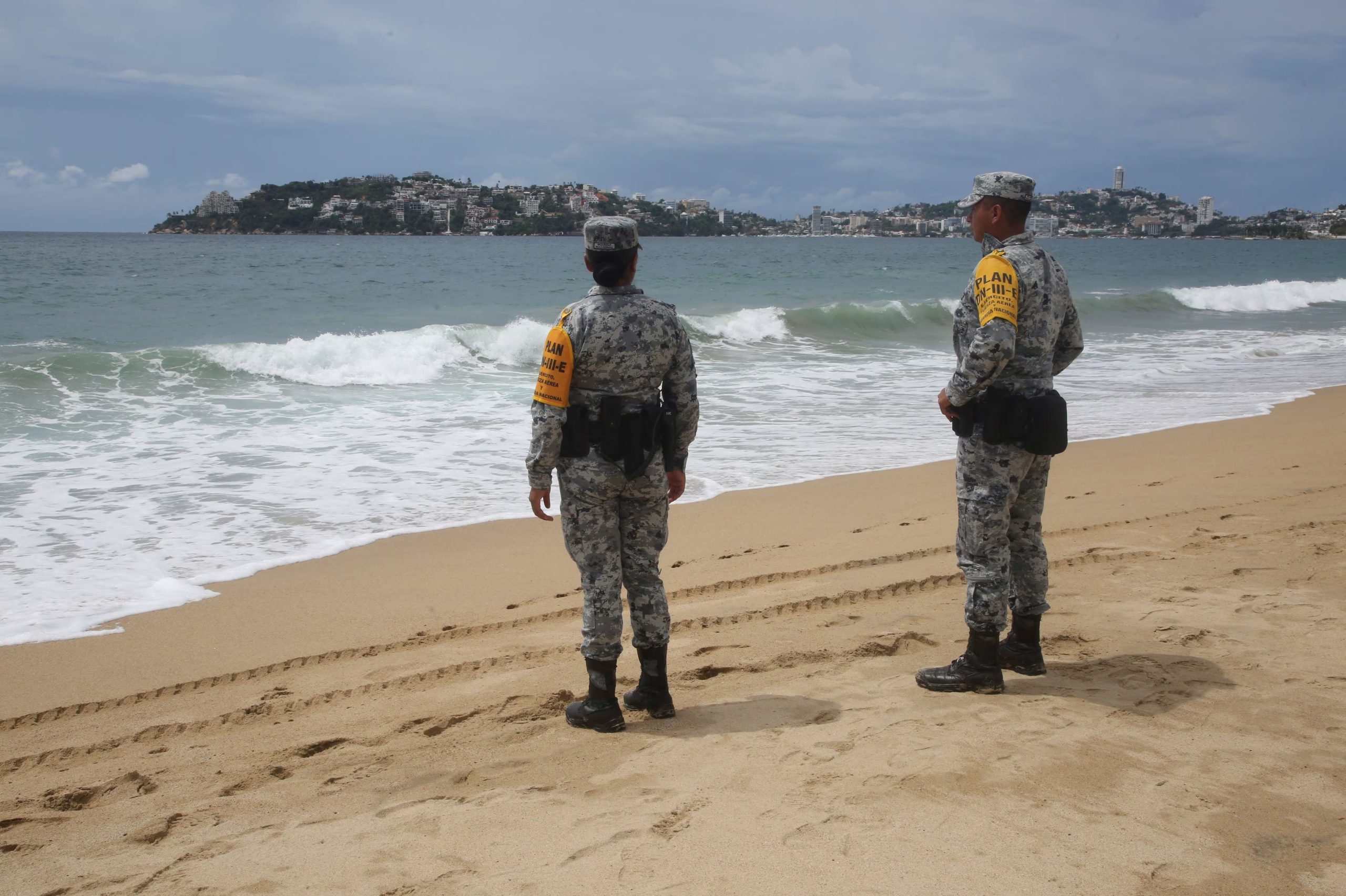 El Ejército Mexicano y la Guardia Nacional desplegaron personal en Jalisco, Colima y Guerrero, con prioridad en Zihuatanejo de Azueta, para coordinar medidas preventivas con autoridades locales ante la cercanía del ciclón. REUTERS/Javier Verdin
