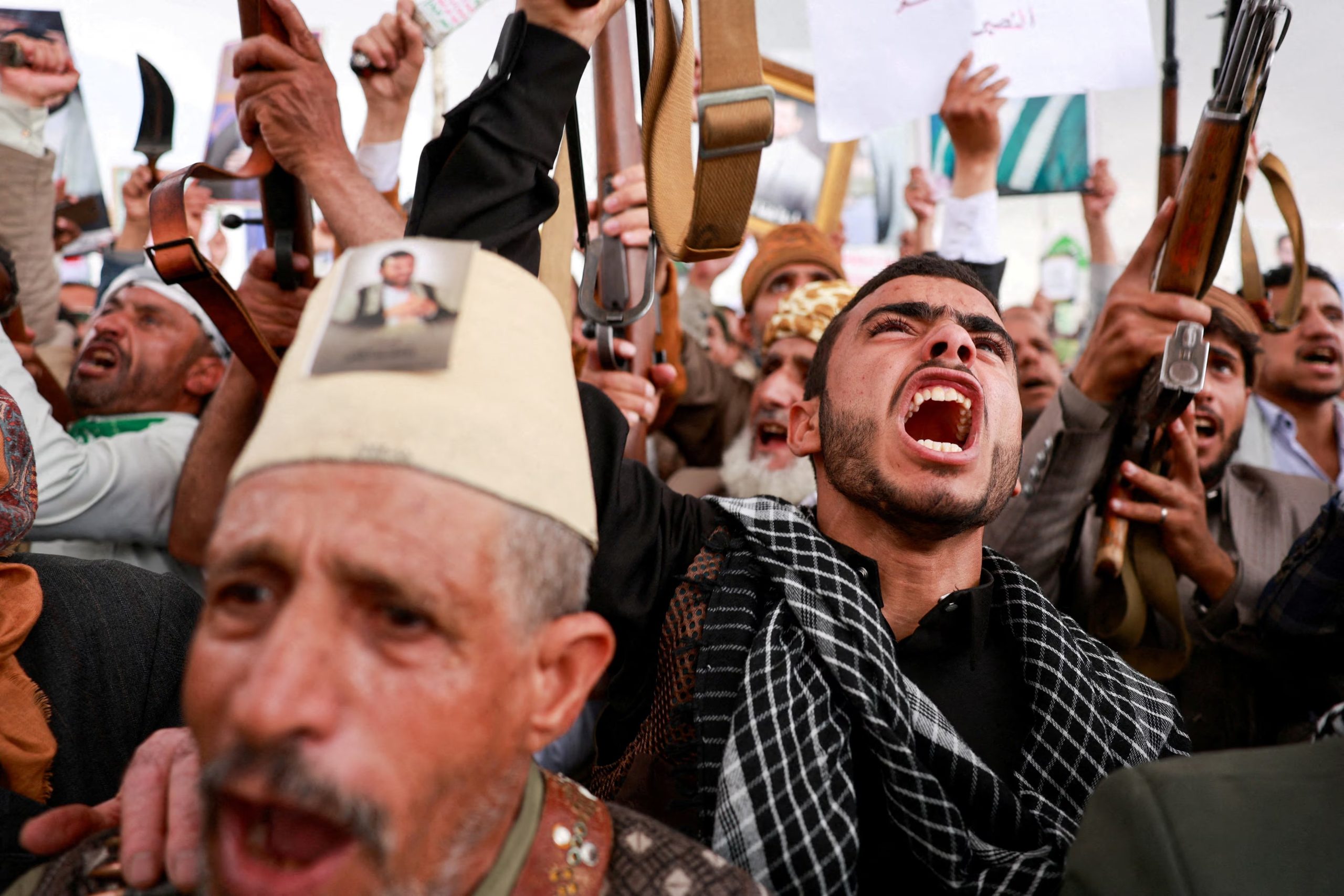 Partidarios de los hutíes gritan consignas durante una manifestación antisaudí en medio de una escalada de tensiones con el reino, en Saná, Yemen (REUTERS/Khaled Abdullah/Archivo)