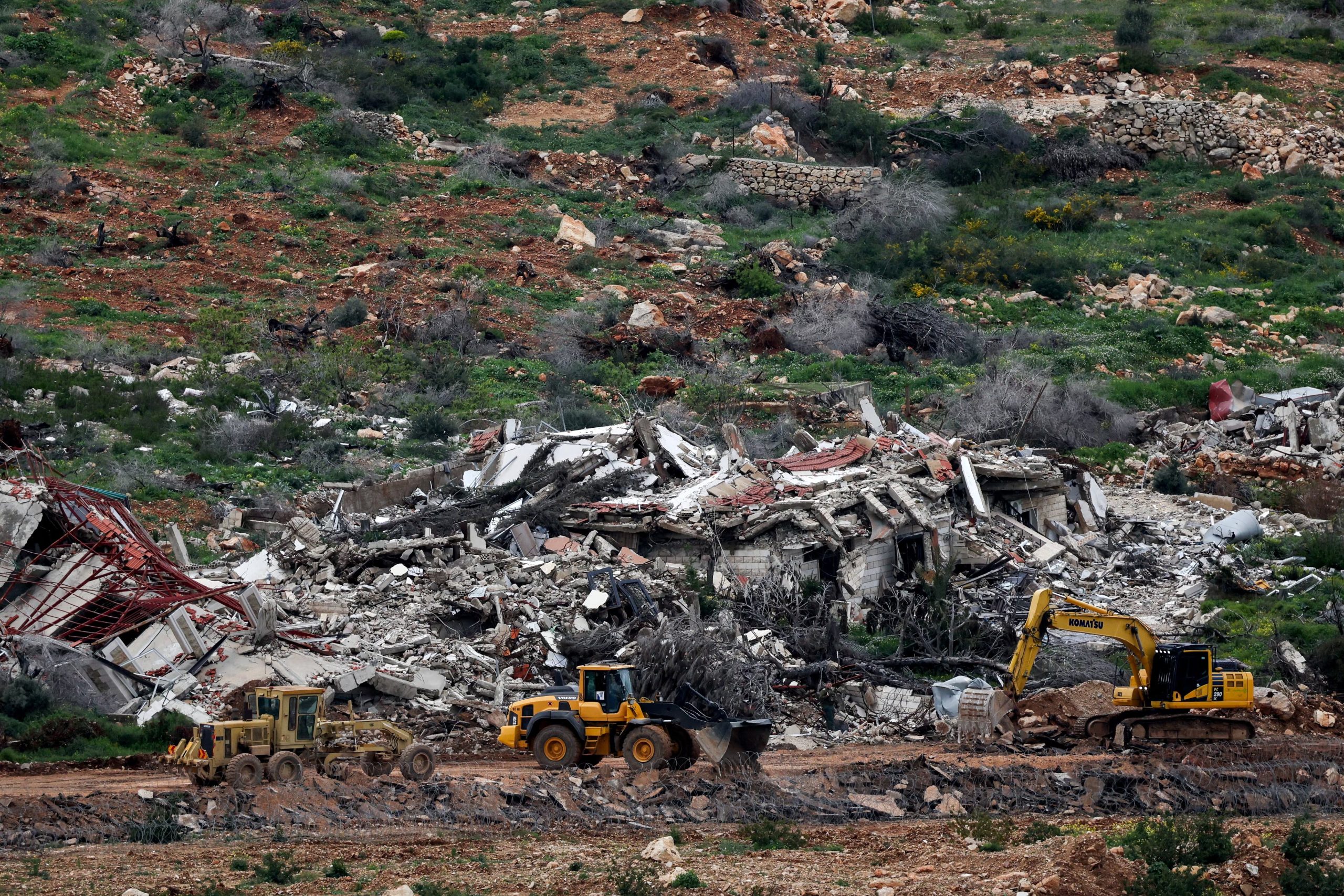 El Ministerio de Salud libanés confirmó que entre las víctimas en Kfar Reman hay dos niños y cuatro mujeres tras el ataque a un edificio residencial. (REUTERS/Shir Torem)