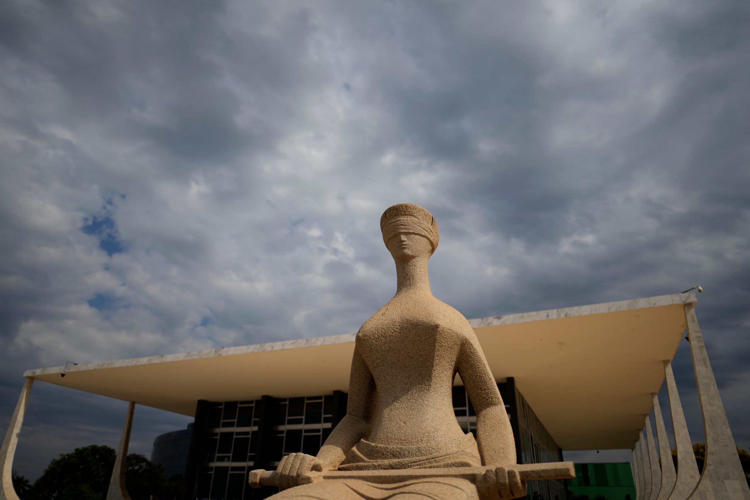 La estatua de la Justicia se ve ante el edificio de la Corte Suprema antes de una sesión plenaria en Brasilia, Brasil, el miércoles 2 de septiembre de 2026 (AP/Eraldo Peres)