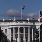 Trump prohíbe entrada a CNN, Politico y MS NOW; medios denuncian censura