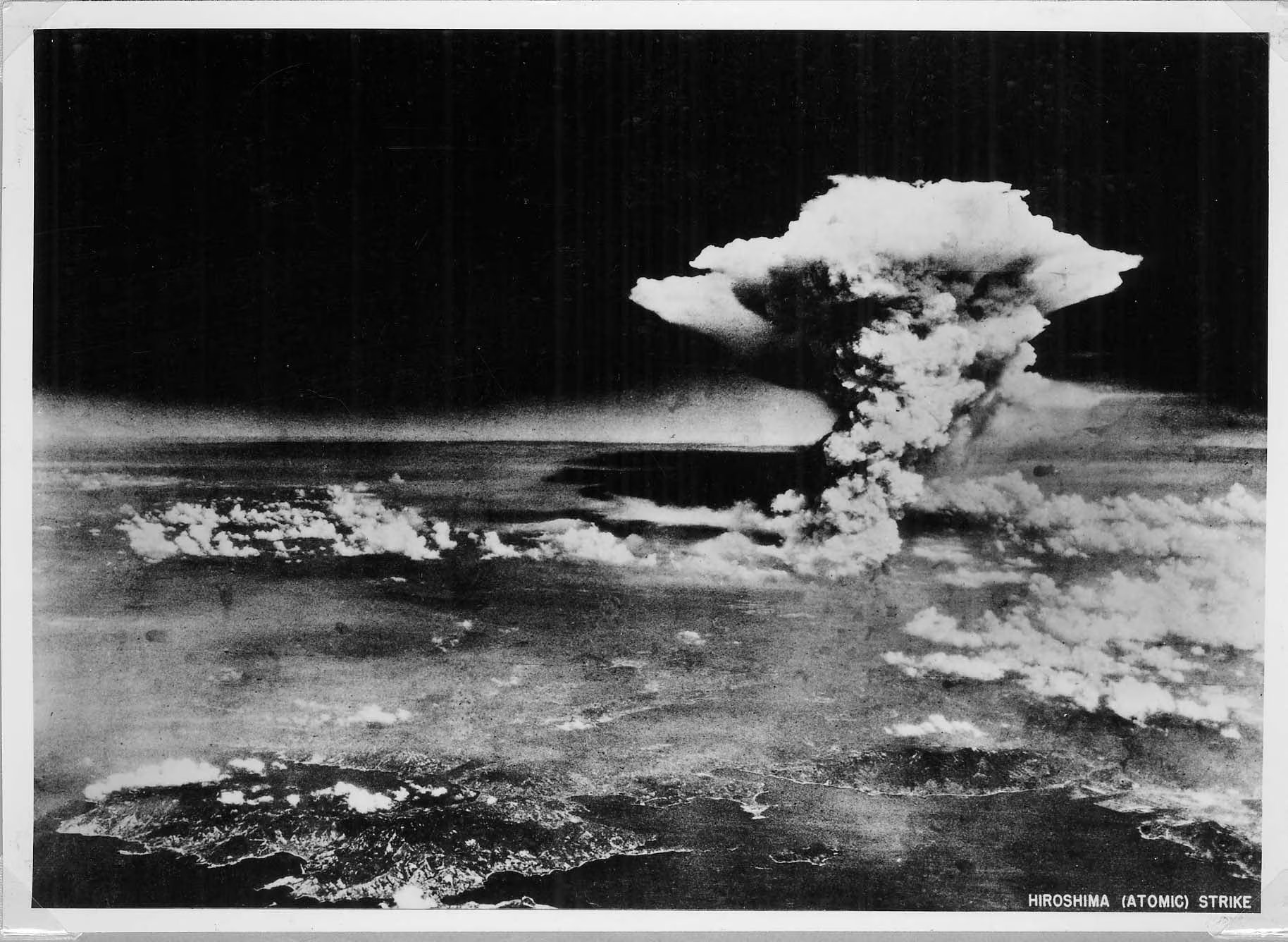 Fotografía facilitada de la explosión de la bomba atómica tras caer sobre la ciudad japonesa de Hiroshima (Japón) el 6 de agosto de 1945 (EFE/Peace Memorial Museum/Archivo)