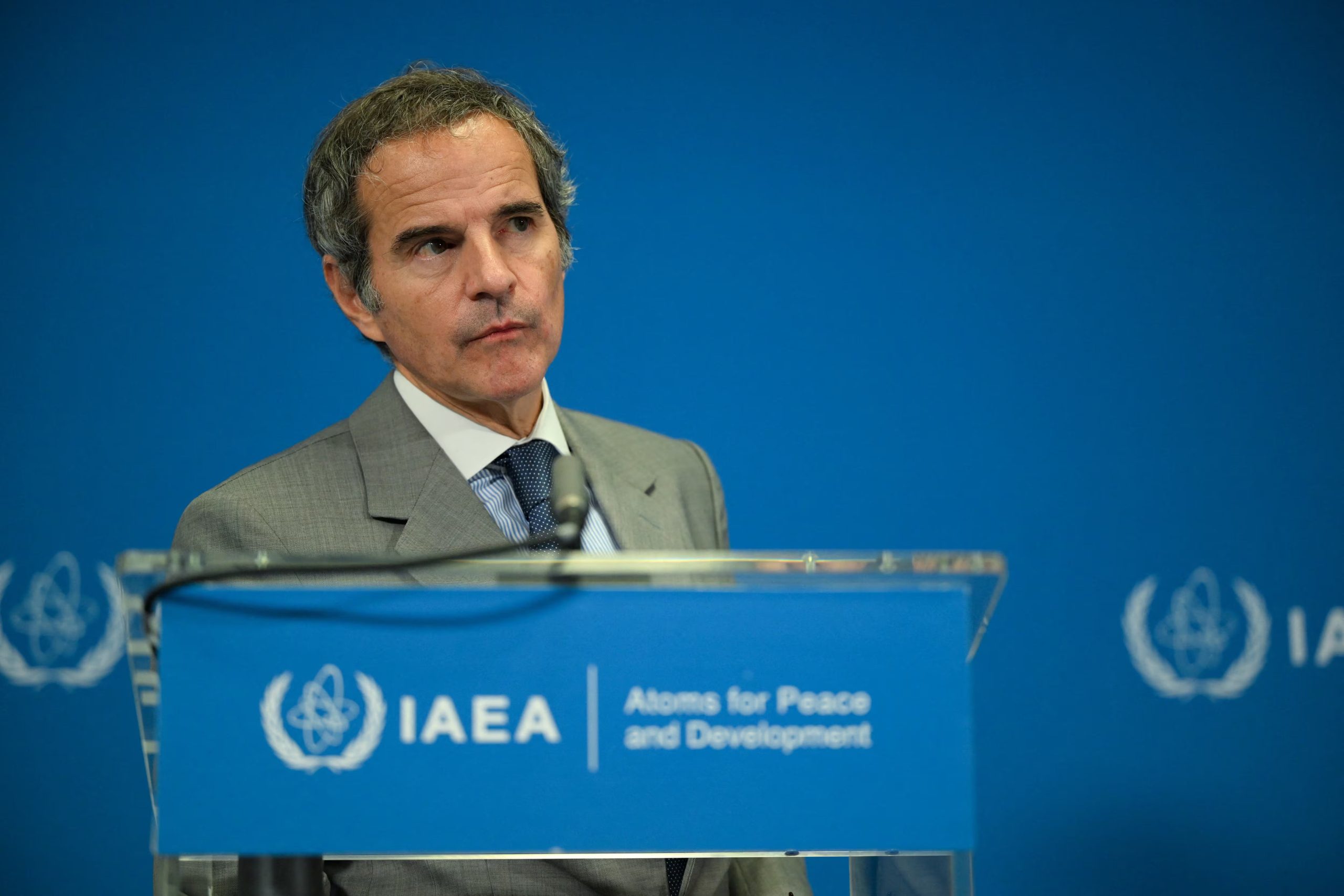 El director general del Organismo Internacional de Energía Atómica (OIEA), Raffael Grossi, habla con los medios de comunicación en la jornada inaugural de la reunión trimestral de la Junta de Gobernadores de su organismo en Viena, Austria (REUTERS/Elisabeth Mandl/Archivo)