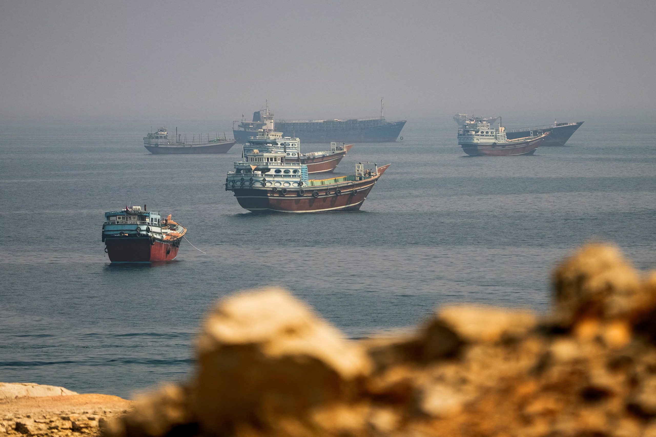 Imagen de archivo de embarcaciones cerca del estrecho de Ormuz, vistas desde Musandam (Omán). 31 agosto 2026. REUTERS/Stringer