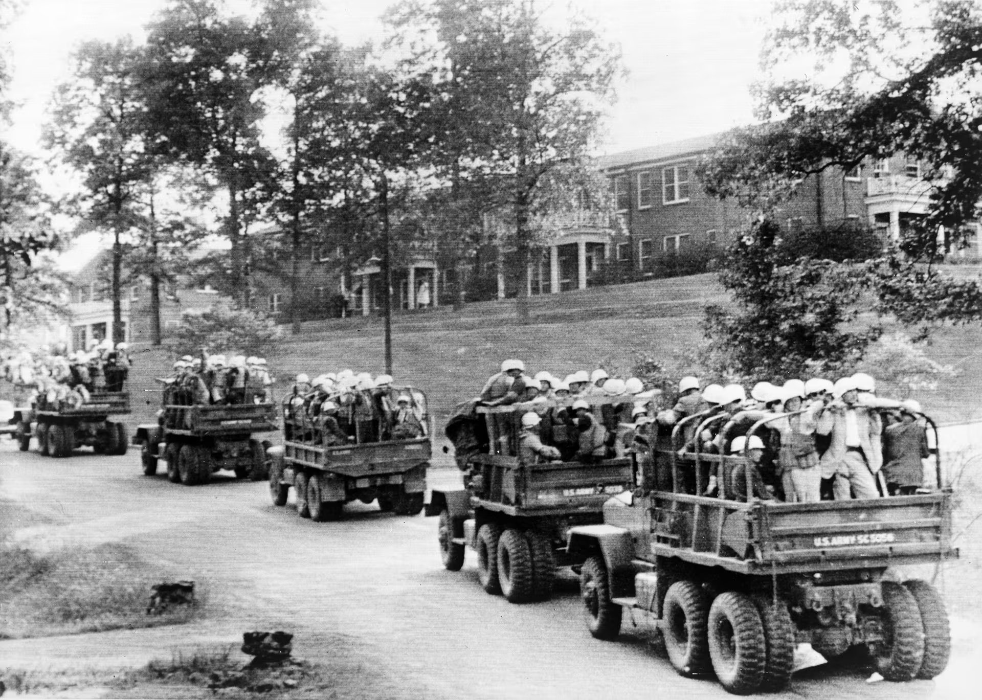 Varios camiones del Ejército llegaron al campus de la Universidad de Misisipi durante los disturbios por la admisión de James Meredith en 1962