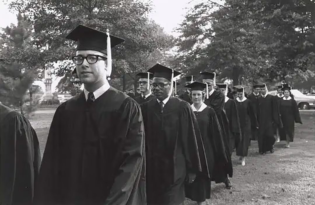 James Meredith durante la ceremonia de graduación en la Universidad de Misisipi