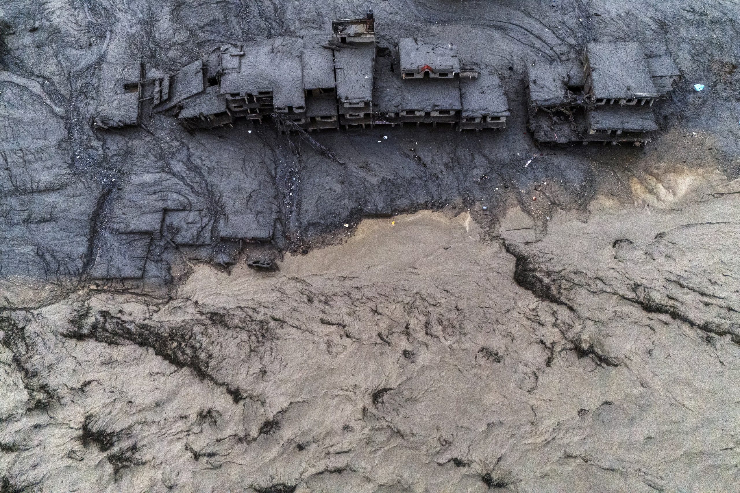 El colapso de hielo y roca en el Himalaya provocó una inundación en el río Bhote Koshi, en Nepal, que dejó al menos 1.370 muertos y más de 5.000 desaparecidos. (REUTERS/Athit Perawongmetha)
