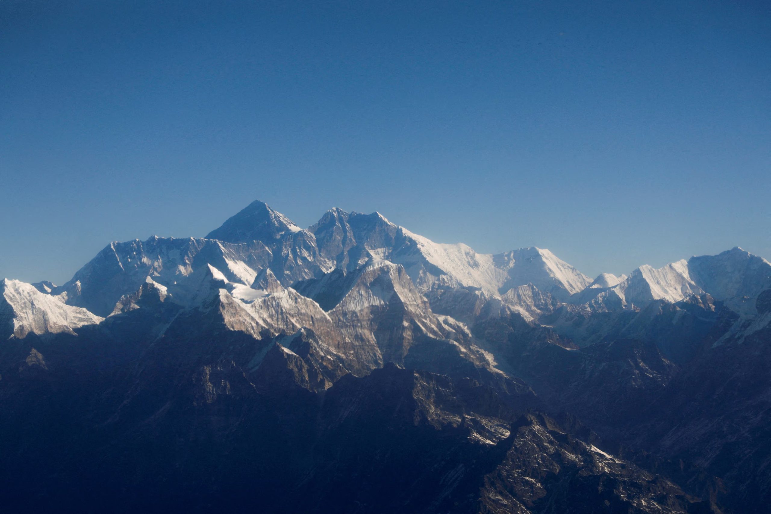Los expertos vincularon el cambio climático con una mayor frecuencia de colapsos en alta montaña por el adelgazamiento de glaciares y el deshielo del permafrost. (REUTERS/Monika Deupala/File Photo)