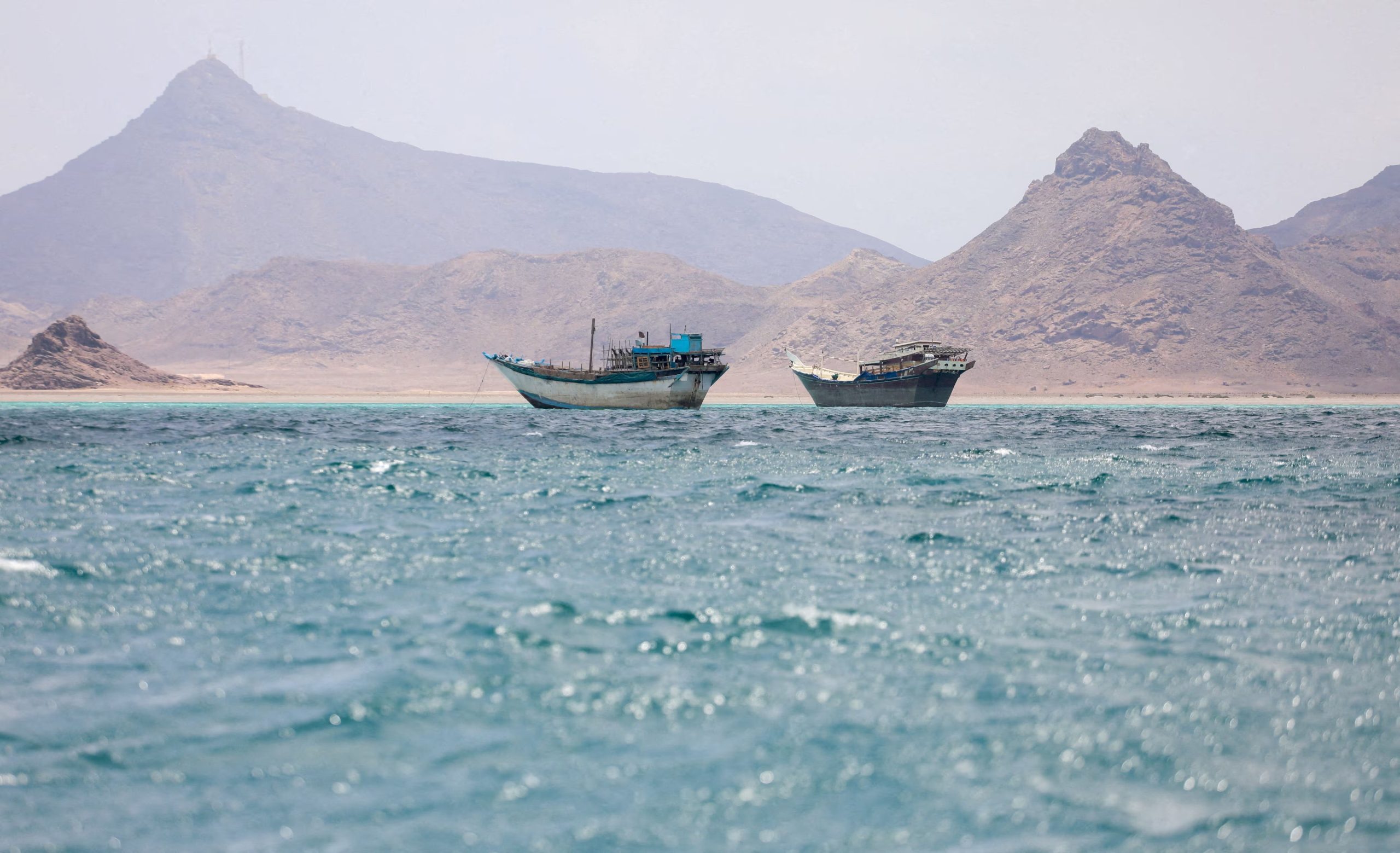 Embarcaciones que navegan cerca de la costa de Bab el-Mandeb, en Yemen (REUTERS/Staff)