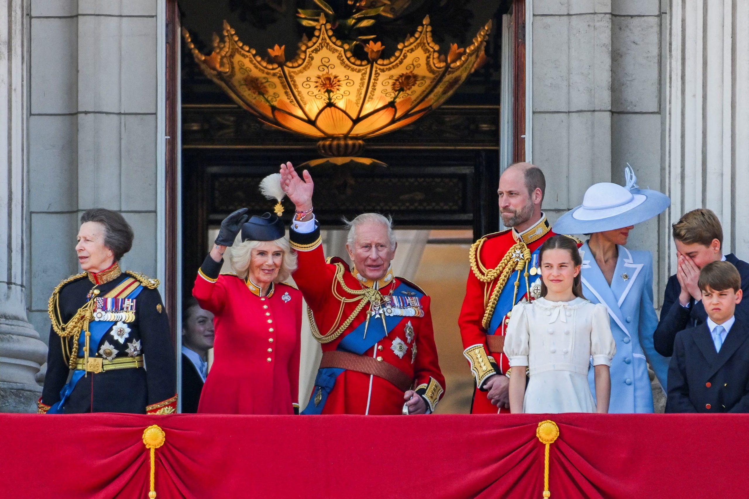 El rey Carlos de Gran Bretaña, la reina Camila, el príncipe Guillermo, Kate, princesa de Gales, el príncipe Jorge, la princesa Carlota, el príncipe Luis, Ana, princesa Ana y otros funcionarios aparecen en el balcón del Palacio de Buckingham durante el desfile Trooping the Colour 2026. (REUTERS/Chris J. Ratcliffe/Foto de archivo)