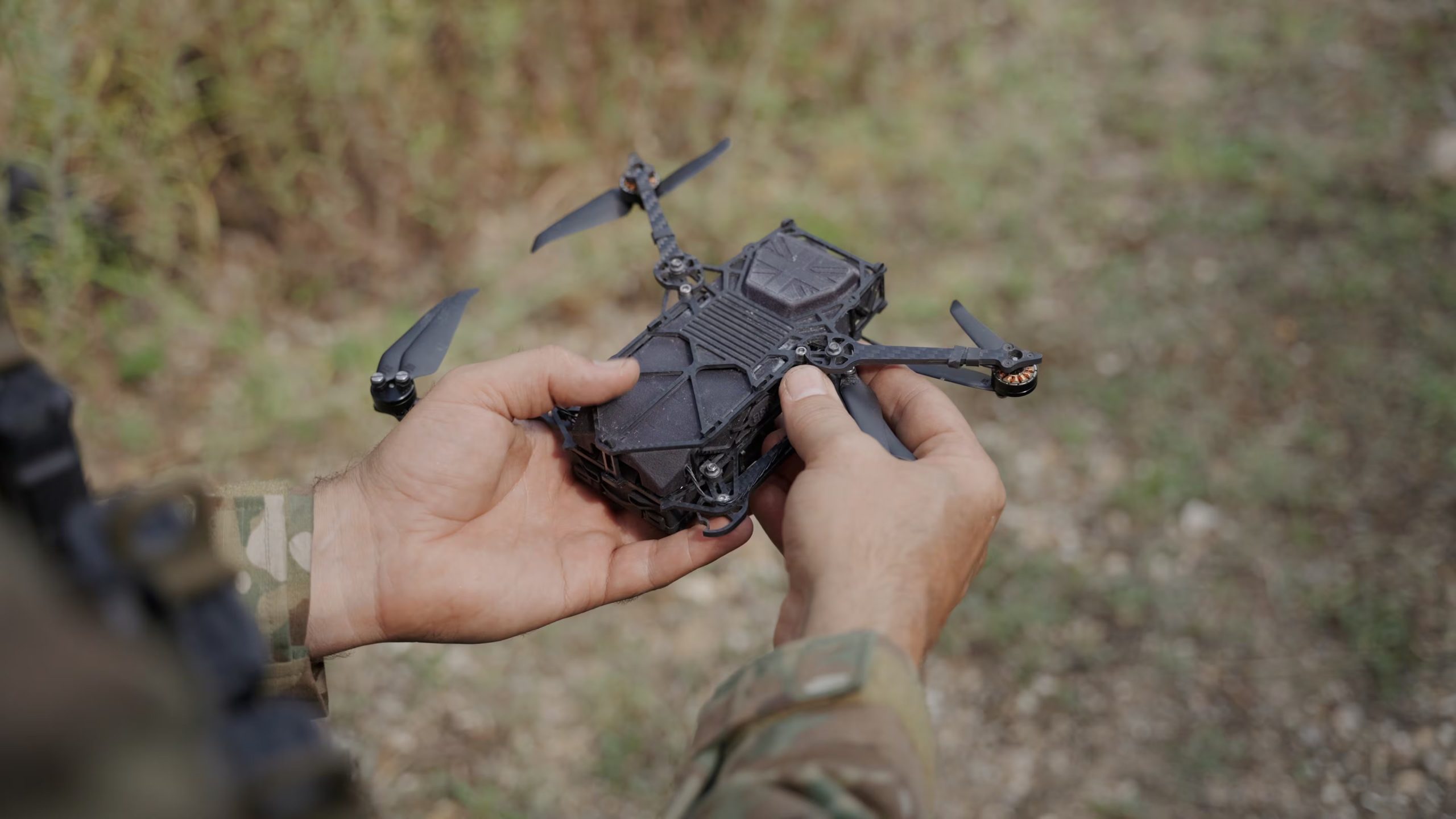 Un militar sostiene un dron compacto de reconocimiento adquirido dentro del programa de incorporación tecnológica del Ejército. (Mod UK)