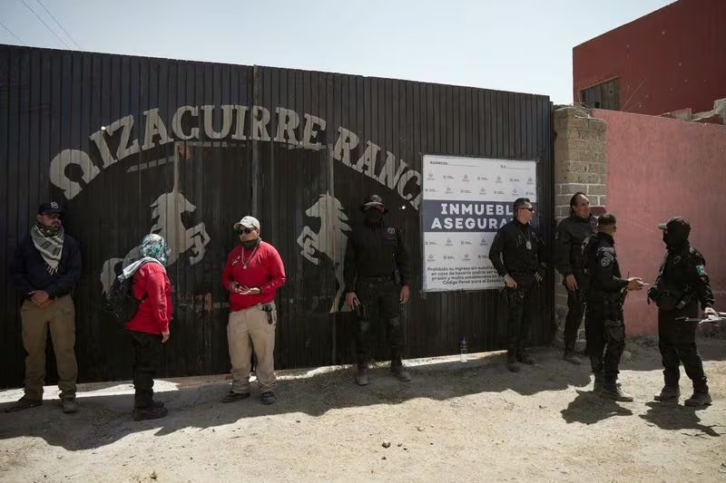 Agentes de la ley en la entrada del rancho Izaguirre, que los activistas han calificado de
