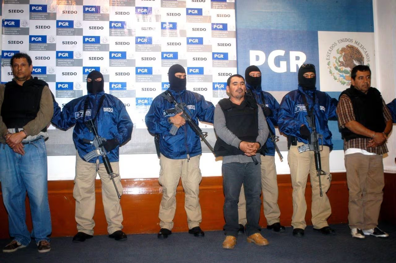 MÉXICO, D.F., 25ENERO2009.- La Procuraduría General de la República (PGR) presentó a Santiago Meza López, El Pozolero, El Chago o El Chaguito, encargado de desaparecer los cuerpos de los ejecutados por la facción del cártel de Tijuana que lidera Teodoro García Simental, alias El Teo.
FOTO: JULIETA MORA/CUARTOSCURO.COM